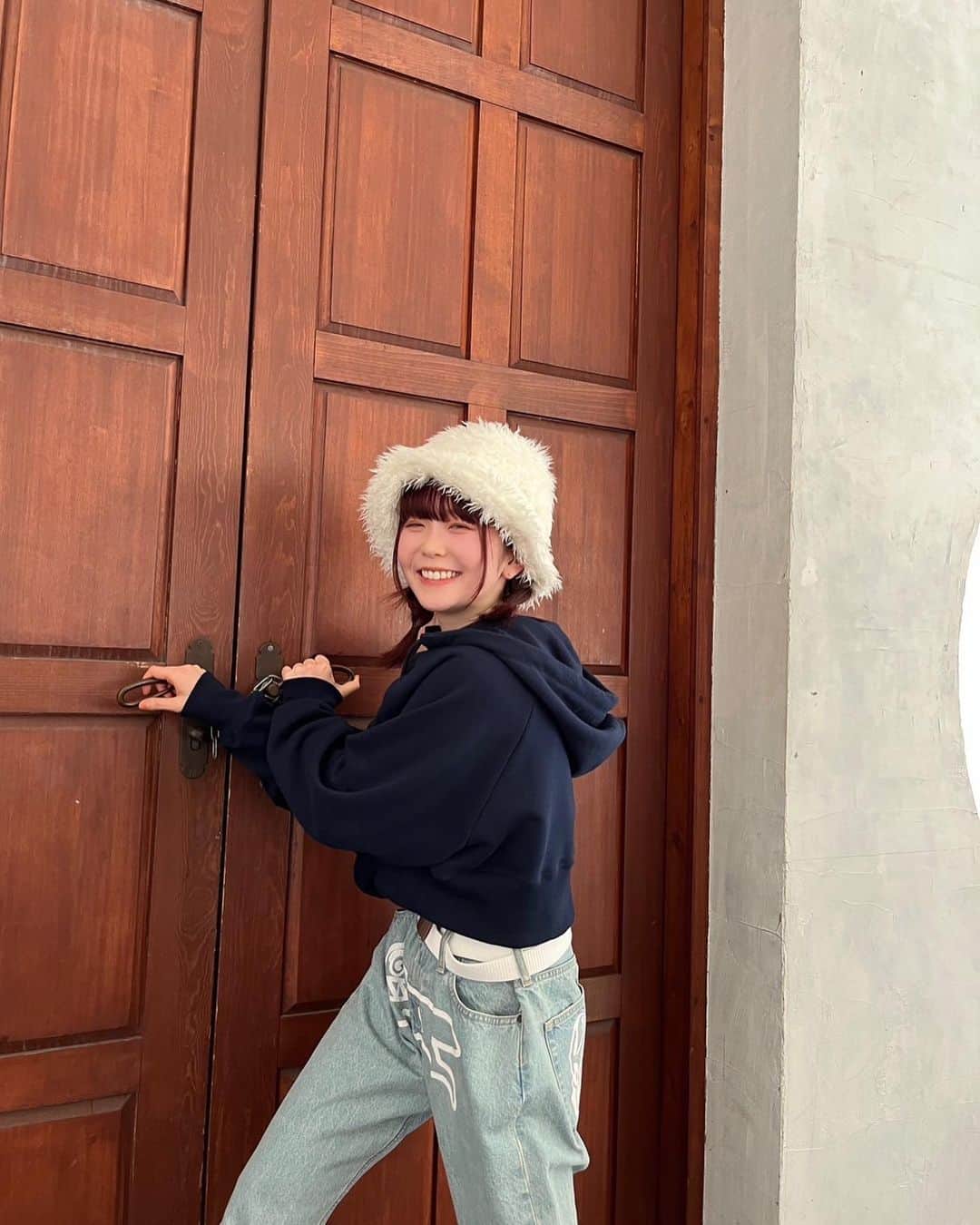 MAYU EMPiREさんのインスタグラム写真 - (MAYU EMPiREInstagram)「いっぱい踊ったから顔真っ赤🥵  ANSWERの振り付け、レコーディングのときに「この曲の振り付けできる？」って話になって、自分的には「えっ、出来る……かな〜！？！？難しそ〜〜」って感じだったんだけど、自分の幅広げるためにもやってみるか！と思って考えることにして  いっぱい曲聴いて、デモもいくつかバージョンがあって、でもSeihoさんから最終的に上がってきたやつ(今みんなの耳に届いているもの)がもう本当にかっこよくて、だから音の質感に合わせて(?)ずっと考えていた振り付けから少し変えたりして今の形になった！  岡嶋さんに書いていただいた歌詞も「もしかして私たちと一緒にやってた…？」と思うくらいわたしたちに寄り添ってくれたような気がして嬉しくて、かっこよくて大好きだし、わたしも絶対良いものにしなきゃ！と思い(当たり前のことですが)頭も心も働かせて作ってみたのでぜひDance Movie見てくれたら嬉しいです！」3月18日 19時59分 - mayu_exwhyz_