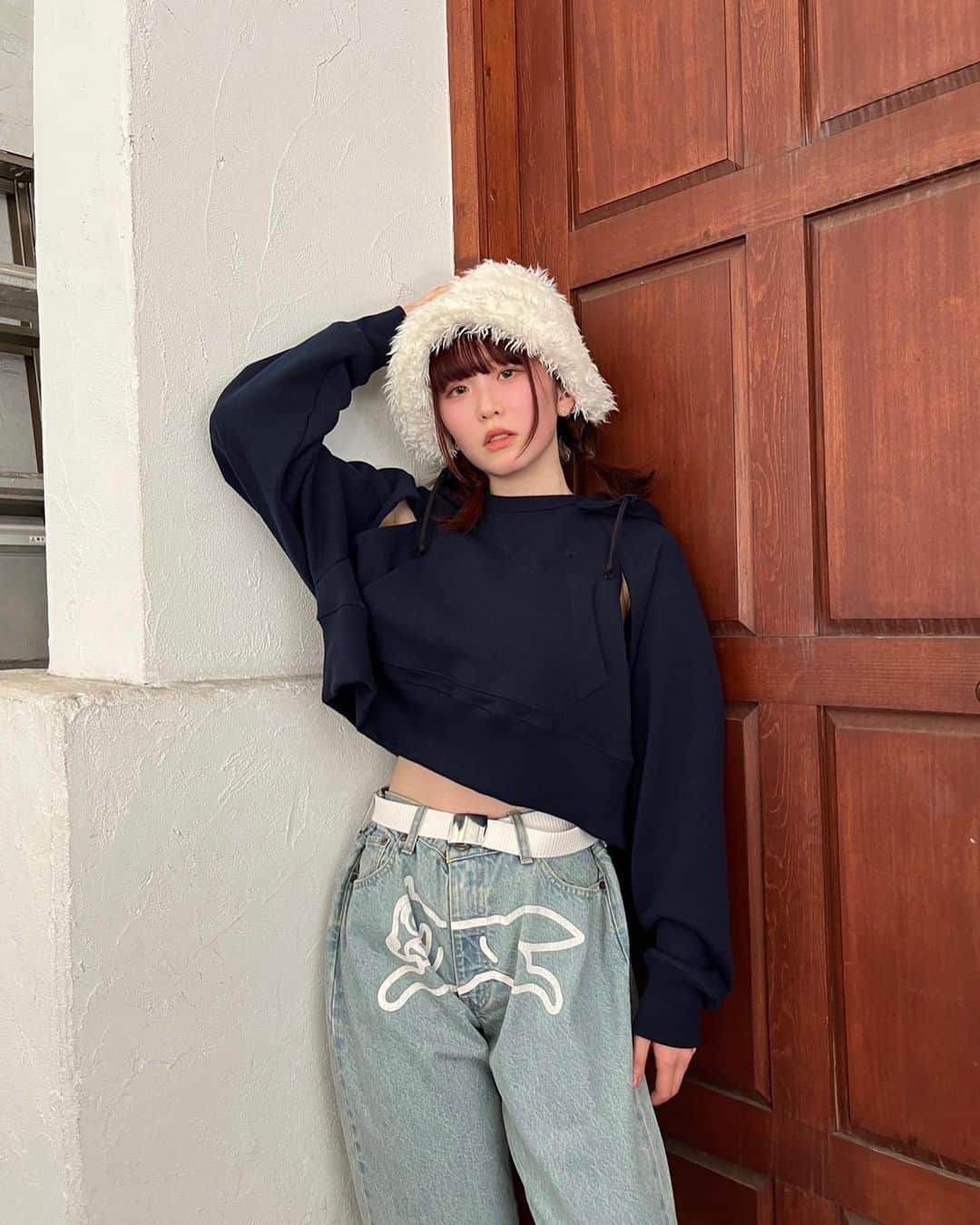 MAYU EMPiREさんのインスタグラム写真 - (MAYU EMPiREInstagram)「いっぱい踊ったから顔真っ赤🥵  ANSWERの振り付け、レコーディングのときに「この曲の振り付けできる？」って話になって、自分的には「えっ、出来る……かな〜！？！？難しそ〜〜」って感じだったんだけど、自分の幅広げるためにもやってみるか！と思って考えることにして  いっぱい曲聴いて、デモもいくつかバージョンがあって、でもSeihoさんから最終的に上がってきたやつ(今みんなの耳に届いているもの)がもう本当にかっこよくて、だから音の質感に合わせて(?)ずっと考えていた振り付けから少し変えたりして今の形になった！  岡嶋さんに書いていただいた歌詞も「もしかして私たちと一緒にやってた…？」と思うくらいわたしたちに寄り添ってくれたような気がして嬉しくて、かっこよくて大好きだし、わたしも絶対良いものにしなきゃ！と思い(当たり前のことですが)頭も心も働かせて作ってみたのでぜひDance Movie見てくれたら嬉しいです！」3月18日 19時59分 - mayu_exwhyz_