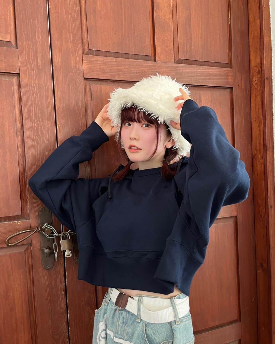 MAYU EMPiREのインスタグラム：「いっぱい踊ったから顔真っ赤🥵  ANSWERの振り付け、レコーディングのときに「この曲の振り付けできる？」って話になって、自分的には「えっ、出来る……かな〜！？！？難しそ〜〜」って感じだったんだけど、自分の幅広げるためにもやってみるか！と思って考えることにして  いっぱい曲聴いて、デモもいくつかバージョンがあって、でもSeihoさんから最終的に上がってきたやつ(今みんなの耳に届いているもの)がもう本当にかっこよくて、だから音の質感に合わせて(?)ずっと考えていた振り付けから少し変えたりして今の形になった！  岡嶋さんに書いていただいた歌詞も「もしかして私たちと一緒にやってた…？」と思うくらいわたしたちに寄り添ってくれたような気がして嬉しくて、かっこよくて大好きだし、わたしも絶対良いものにしなきゃ！と思い(当たり前のことですが)頭も心も働かせて作ってみたのでぜひDance Movie見てくれたら嬉しいです！」