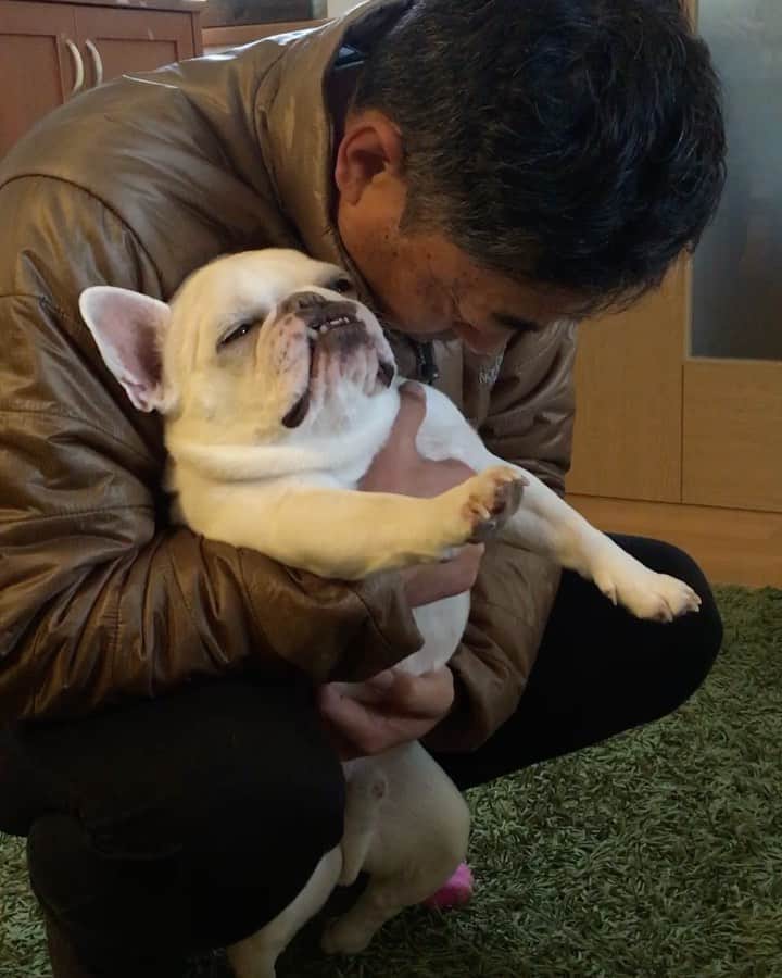 ちえぶぅたのインスタグラム：「今日めっちゃ寒いからって兄さんで暖を取るな。」