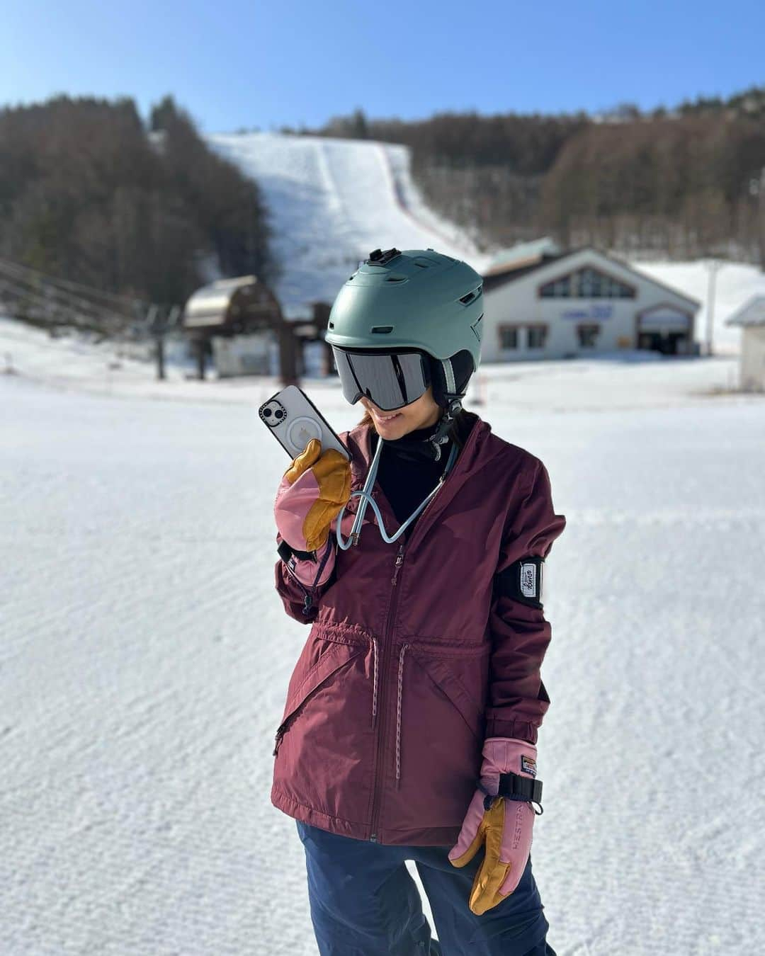 金泉紗恵子さんのインスタグラム写真 - (金泉紗恵子Instagram)「. 今年は暖かくなるのが早くて😭 先週は春のペラペラウェアを着ました🥺 今日はまさかの雪ですが🤭❄️ ⁡ iPhoneケースをシンプルなものに新調👏 今回もCASETiFY @CASETiFY @CASETiFY_jp クリアのインパクトケースです⭐️ CASETiFYのケースは本当に強い🙆‍♀️ 前のケースも落としたりしてますが、傷の一つも付いていません😳 ⁡ 今回このケースにしたのはMagSafe対応にしたかったから😊 4枚目のようにMagSafe対応だとピタッと充電器がくっつくので楽です👍 ⁡ CASETiFYならクリアケースに文字入れもできるから、名前とか数字とか入れることも☺️ 私は毎回迷うのですが、シンプルに使いたくて結局何も入れないんですよね🤣 ⁡ あとCASETiFYのストラップは以前から使ってるのですが、これもとっても良くて、友達にも勧めてます🤍 首も痛くなりにくいし、強度も十分😘 ケースが変わっても簡単に付け替えられます👍 スキー場に行ってる時は首にかけたまま、内ポケットに携帯を入れています😁 リフトの上で携帯を使う時も、首にかけているから落下の危険もなくて安心🥰 このストラップもとってもオススメなので、迷ってる方はぜひ✨ ⁡  #CASETiFY #ShowYourColors #スマホショルダー #スマホケース #ケースティファイ #スノーボード #スキー場 #スノボ女子 #スノボ好きな人と繋がりたい #magsafe #しらかば2in1 #しらかば2in1スキー場」3月18日 20時00分 - saeko_kanaizumi