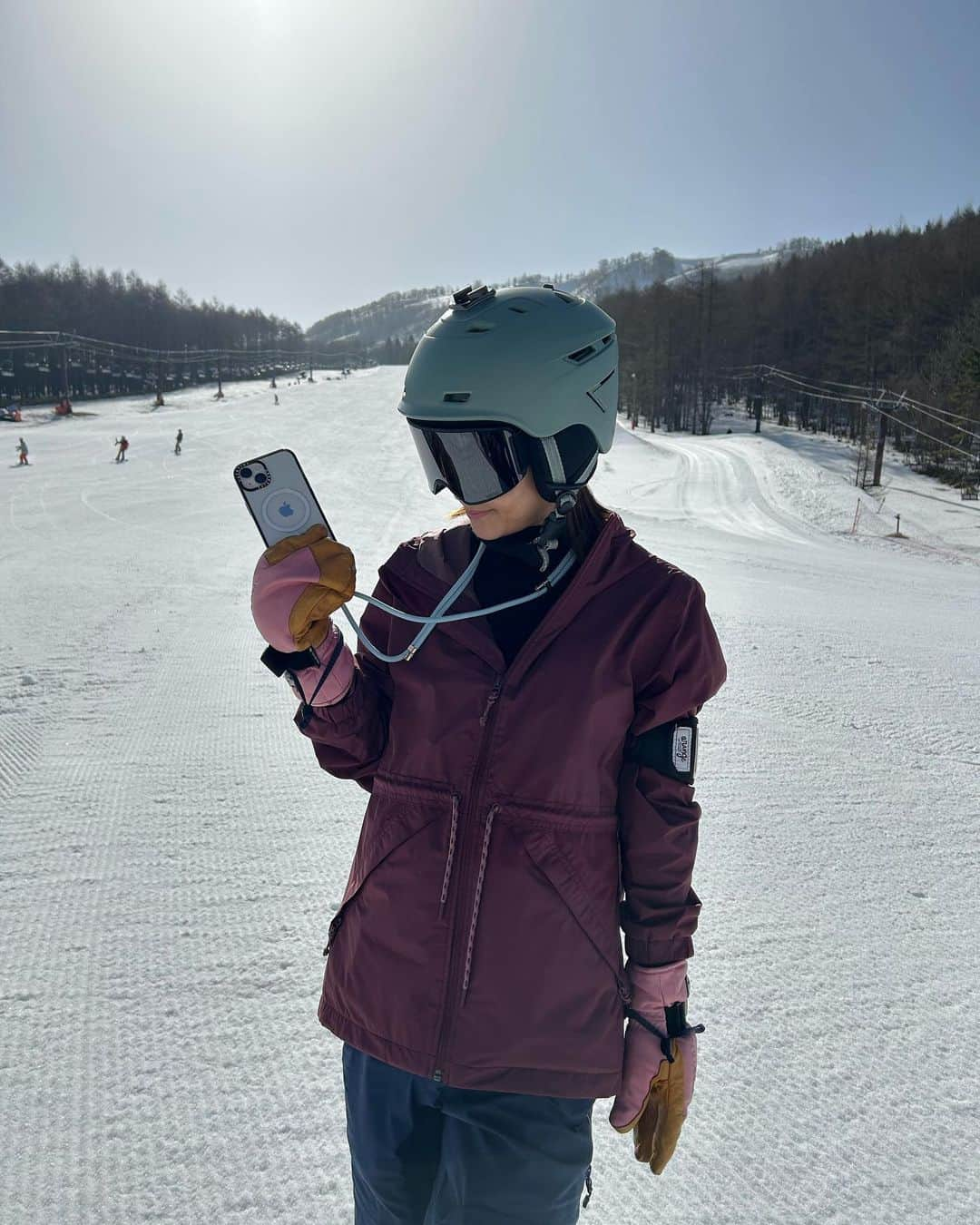 金泉紗恵子さんのインスタグラム写真 - (金泉紗恵子Instagram)「. 今年は暖かくなるのが早くて😭 先週は春のペラペラウェアを着ました🥺 今日はまさかの雪ですが🤭❄️ ⁡ iPhoneケースをシンプルなものに新調👏 今回もCASETiFY @CASETiFY @CASETiFY_jp クリアのインパクトケースです⭐️ CASETiFYのケースは本当に強い🙆‍♀️ 前のケースも落としたりしてますが、傷の一つも付いていません😳 ⁡ 今回このケースにしたのはMagSafe対応にしたかったから😊 4枚目のようにMagSafe対応だとピタッと充電器がくっつくので楽です👍 ⁡ CASETiFYならクリアケースに文字入れもできるから、名前とか数字とか入れることも☺️ 私は毎回迷うのですが、シンプルに使いたくて結局何も入れないんですよね🤣 ⁡ あとCASETiFYのストラップは以前から使ってるのですが、これもとっても良くて、友達にも勧めてます🤍 首も痛くなりにくいし、強度も十分😘 ケースが変わっても簡単に付け替えられます👍 スキー場に行ってる時は首にかけたまま、内ポケットに携帯を入れています😁 リフトの上で携帯を使う時も、首にかけているから落下の危険もなくて安心🥰 このストラップもとってもオススメなので、迷ってる方はぜひ✨ ⁡  #CASETiFY #ShowYourColors #スマホショルダー #スマホケース #ケースティファイ #スノーボード #スキー場 #スノボ女子 #スノボ好きな人と繋がりたい #magsafe #しらかば2in1 #しらかば2in1スキー場」3月18日 20時00分 - saeko_kanaizumi