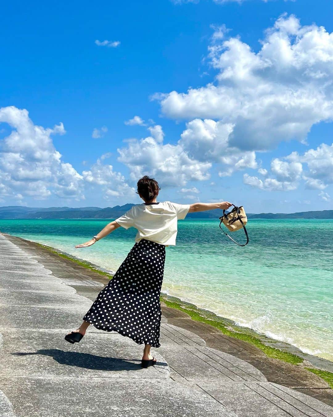 野嶋紗己子のインスタグラム：「少し前ですが、 遅めの夏休み？を頂き4年ぶりの遠出をしてきました。☀️  太陽と海のエネルギーって凄いですね。 何故か心が元気になる！ #古宇利島#okinawa taken by 母。」