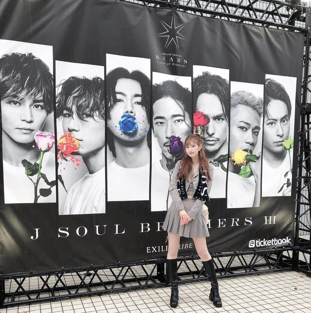 松尾友加里のインスタグラム：「三代目 𝐉 𝐒𝐨𝐮𝐥 𝐁𝐫𝐨𝐭𝐡𝐞𝐫𝐬 𝐋𝐢𝐯𝐞 🏟 行ってきました〜😆♥️  とっても楽しいくて素敵な コンサートだったぁ😭💕 楽しいすぎて、途中から 上着取って応援してた📣🤣  あっという間に時間が過ぎて しまって、もうなの⁇って なってアンコールでまた現れた 時は感動したー🥹❤️  男性も多くてびっくりだった❣️ 初参戦でドキドキしてたけど、 とってもとーっても大満足🫠  余韻が残ってる😆💕🧸  _ _ _ _ _ ❤︎_ _ _ _ _ #3代目jsoulbrothers  #岩田剛典  #登坂広臣  #山下健二郎  #今市隆二  #ELLY #NAOTO #小林直己  #コンサート  #感動をありがとう  #かっこよかった  #ダーリッチコーデ」