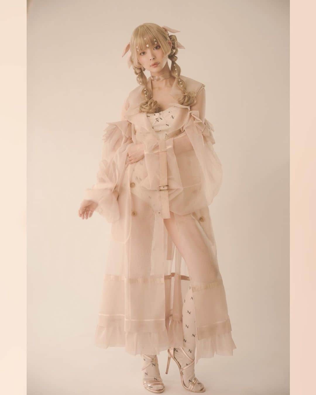 のインスタグラム：「写真集《MOGA STYLE》より。 この衣装の写真が好き！て人が結構多くて 個人的にはびっくりだった！  みんなどの写真が好きだったかな🤔  衣装 @haengnae_official  メイク @ellie.hair_make  撮影 @ooxo」