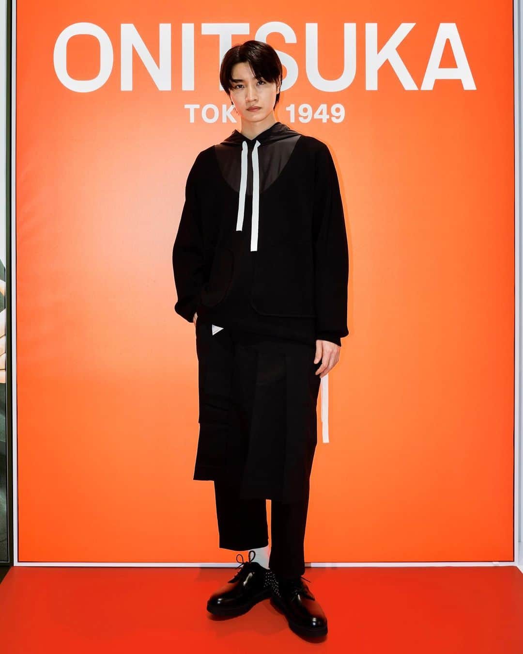 桜田通さんのインスタグラム写真 - (桜田通Instagram)「THE ONITSUKA × NICK WOOSTER-   THE ONITSUKA初のカプセルコレクション 『THE ONITSUKA × NICK WOOSTER』がローンチされます！  世界を代表するメンズファッションのアイコンNick Wooster氏とのコラボレーションで、洗練されたTHE ONITSUKAのスタイルに、ミリタリーなエッセンスを吹き込み、モードかつオリジナリティあるコレクションに仕上がっています！  そして期間限定で渋谷パルコ1階でポップアップストアが開催するので行ってきました✨ Nick Wooster氏にもお会いすることができました😌  期間は3/17～26までの開催となっていますので、気になる方は是非遊びに行ってみて下さいね！  @theonitsuka @onitsukatigerjp #THEONITSUKA #OnitsukaTiger」3月18日 20時06分 - dorisakurada