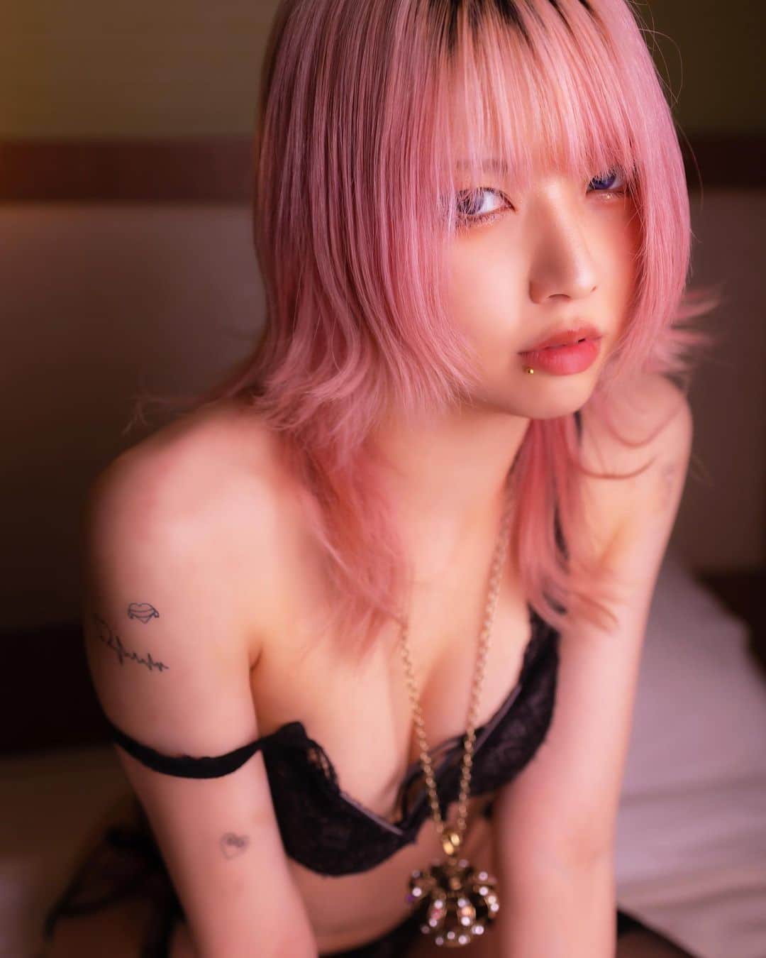 ぽにょ皇子のインスタグラム：「アンニュイ、、、  #グラビア #グラビア撮影 #グラビアモデル #DJ #フェチ #被写体女子 #ギャル」