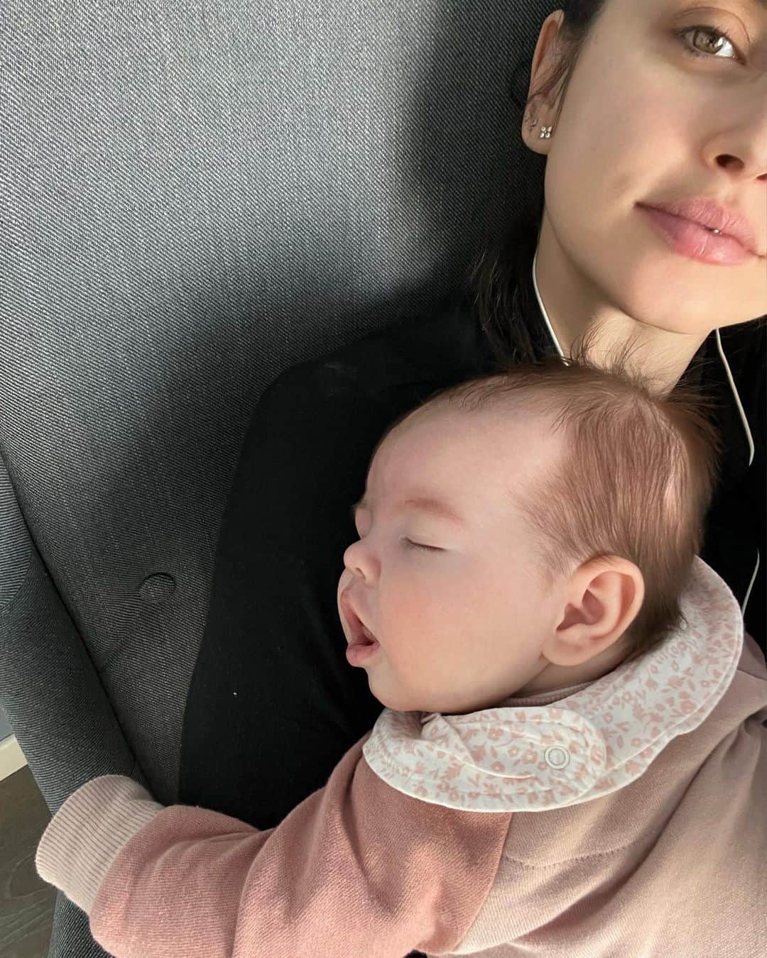 エディン・ジェコのインスタグラム：「Milk coma 🤱🏻🥰 #babysmellisthebest」