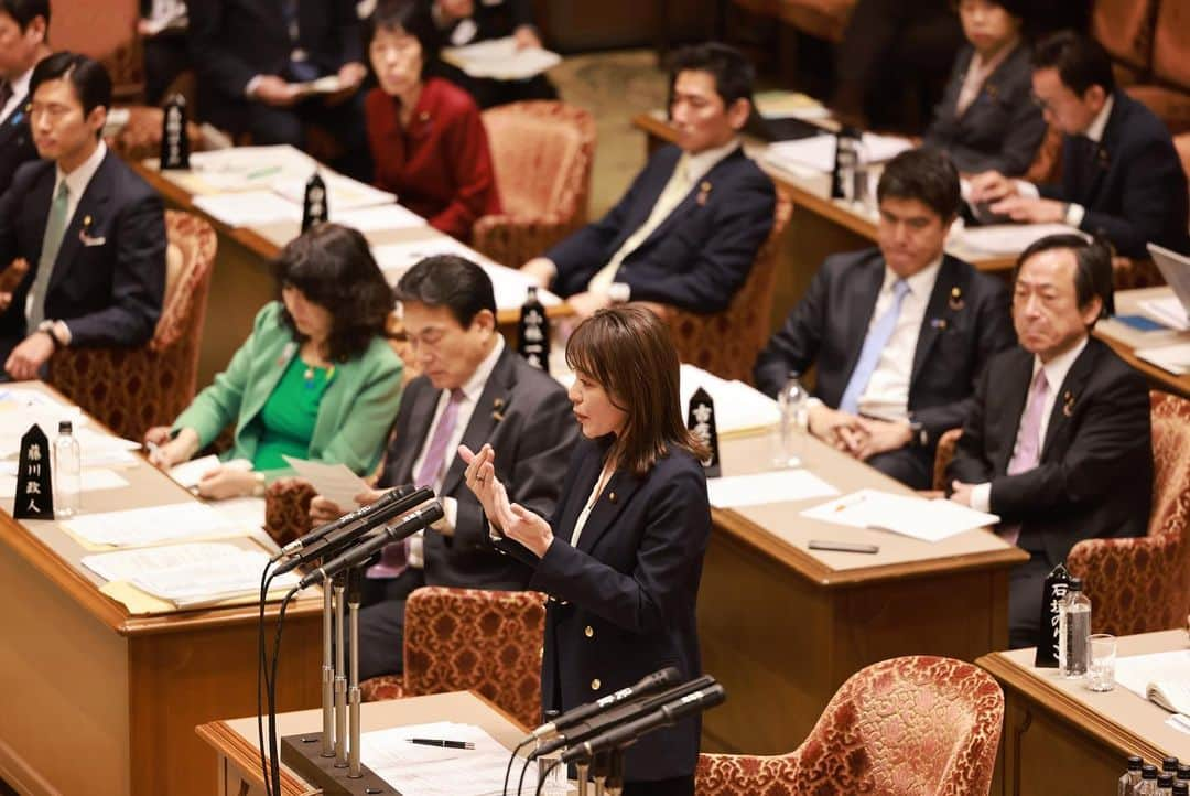 今井絵理子さんのインスタグラム写真 - (今井絵理子Instagram)「【3月13日予算委員会】  少子化対策、こども子育て政策、物価高騰対策などをテーマに岸田総理に質問をさせていただきました。  主な質疑内容は、 ①困窮子育て世帯へのこども一人あたり5万円の給付 ②物価高騰による食の支援 ③誰ひとり取り残さないこども子育て政策 (質疑の様子はインターネットでhttps://www.webtv.sangiin.go.jp/webtv/detail.php?sid=7287ご覧にいただけます)  自分自身の子育ての実体験などを含めてお話させていただきましたが、私の政治信念は「光があたらない場所に光を届ける」ことです。  その道のりはとても地味かもしれませんが、私にできること、私にしかできないことを 地道に頑張ります。  こどもたちの笑顔の花が咲くように。  #予算委員会 #参議院 #今井絵理子 #手話」3月18日 20時15分 - erikoimai0922