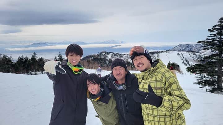 のインスタグラム：「ほぼ10年ぶりのスノーボード🏂  前日、ちゃんと滑れるか不安で、何度仮病で欠席しようと思ったか…🫣笑  でもちゃんと滑れたし、楽しかった😋👏  カラダが覚えてらぁ✌🏻✌🏻  今回の旅はまたYouTubeにあげるので、お楽しみに💁‍♂️  #スノーボード #志賀高原スキー場 #長野 #ホテルイタクラ #後半の写真は太陽の眩しさと大雪のおかげです😂」