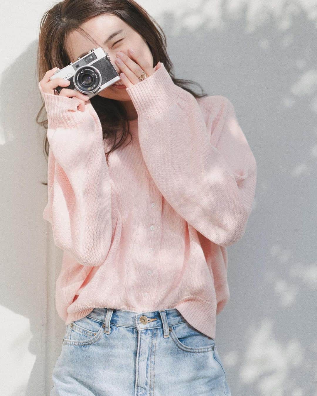 mikicoco00さんのインスタグラム写真 - (mikicoco00Instagram)「・ 🌸💓🫧👛🍡🌷  サクラ色のニットカーデ♡  アームホールがゆるっとしてたり、 ボタンが小さくて可愛いかったり こだわりがいっぱいでお気に入り！  ちゃんと撮れてるのかな〜🙉📷🎞💓  tops.pants @searoomlynn_official  shoes @jandmdavidson  #fashion#denim#searoomlynn  #サクラ#ピンク#pink#spring」3月18日 20時11分 - mikicoco00