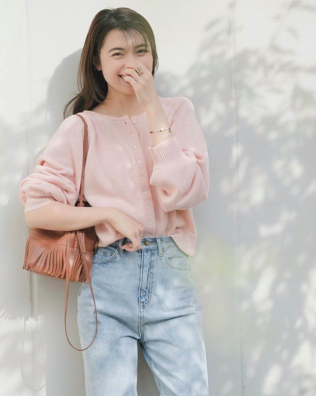 のインスタグラム：「・ 🌸💓🫧👛🍡🌷  サクラ色のニットカーデ♡  アームホールがゆるっとしてたり、 ボタンが小さくて可愛いかったり こだわりがいっぱいでお気に入り！  ちゃんと撮れてるのかな〜🙉📷🎞💓  tops.pants @searoomlynn_official  shoes @jandmdavidson  #fashion#denim#searoomlynn  #サクラ#ピンク#pink#spring」