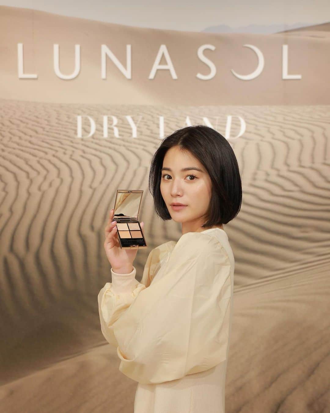 浪花ほのかのインスタグラム：「LUNASOL　2023Spring＆Summer “DRY LAND”  ナチュラルな立体感を演出する4色セットアイシャドウ！！💚 「ルナソル アイカラーレーション」の新色2種のほか、 アイライナーやチーク、リップスティック、ネイルポリッシュなども試させていただきました！！🔆🔆  ラメが細かく綺麗で 凄く大人な質感で綺麗でした💭💭  @lunasolofficial #LUNASOL #DRYLAND #ルナソル #eyeshadow #eyecoloration #smoothclearpowder #mellowfitbalm」