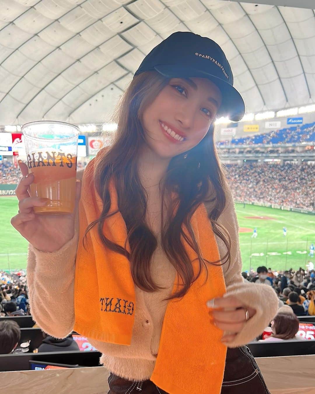 眞木美咲パメラのインスタグラム：「🧡🍺  東京ドーム久しぶりにきました 懐かしい！ G+のレポーターしてた時シーズン中毎週のようにきてたの楽しかった❤️‍🔥  ビールたくさん飲んでたくさん応援してきました 満喫🙌🏻  #巨人　#GIANTS」