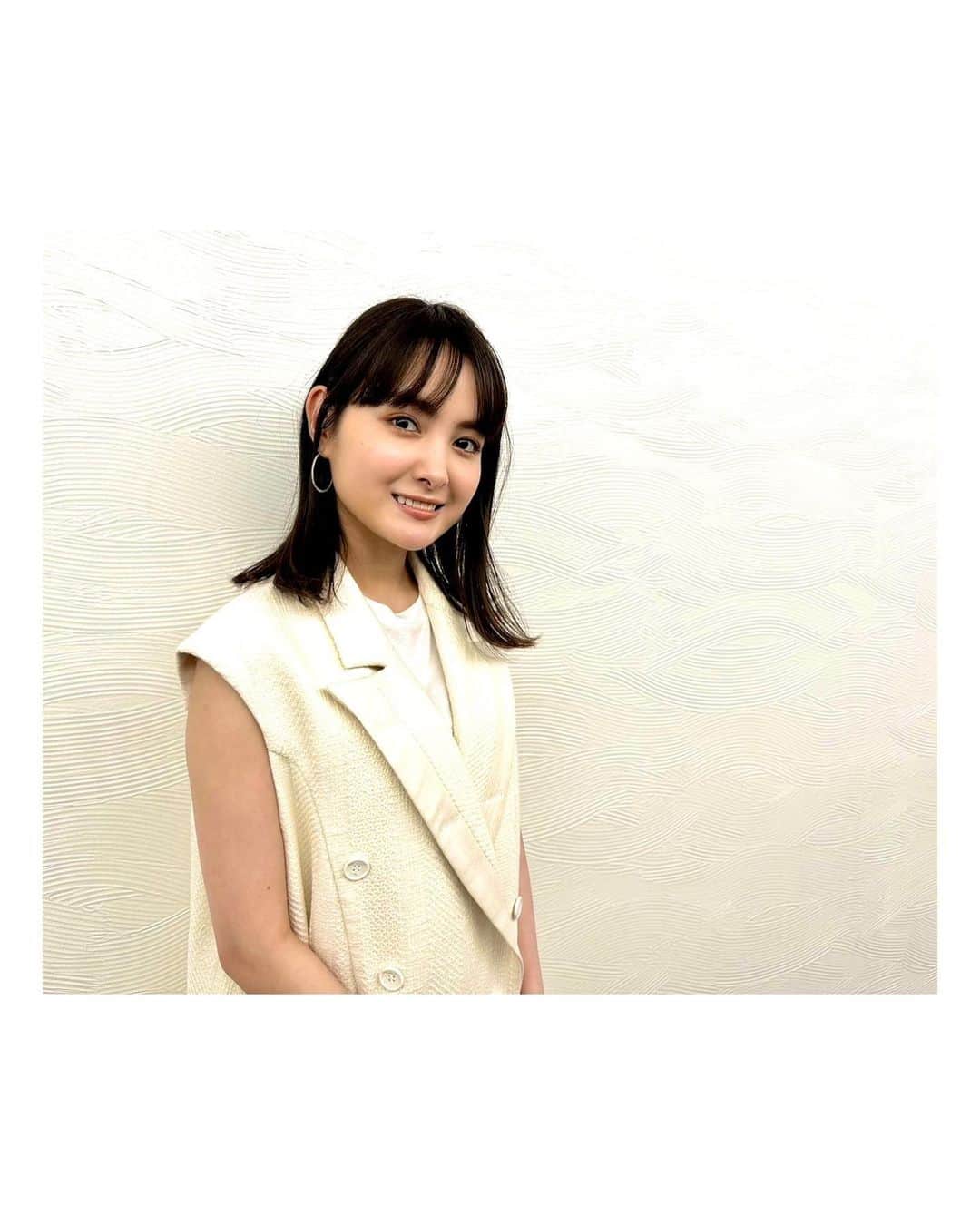 葵わかなのインスタグラム：「昨日は「キッチン革命」の記者発表会に参加しました。  第一夜、第二夜と一足お先に観させて頂いていたので皆さんにその魅力を伝えたいとやる気に満ちて臨ませていただきました！  そして第二夜で浜崎マホを演じられた伊藤沙莉さん、綾子の壮年期を演じられた薬師丸ひろ子さんにもようやくお会いできて、撮影中も、お2人の存在を想像して、とても近くに感じていたような気がしていたので、こうして初対面を迎えられてとても嬉しかったです☺️  第二夜に出演なさっている、北村一輝さんとも初めてお会いすることができました。  幅広い年代が描かれるので登場人物が多いのですが、演じられた皆さんが素敵に輝かれているところもこのドラマの魅力なのだと思います。  いよいよ放送は3月25日26日と、来週に迫りました！楽しみです！  #キッチン革命  👗 @ezumi.official @mandassociates  👠 @louboutinworld  💍 @oeau_jewelry @harumi_showroom」