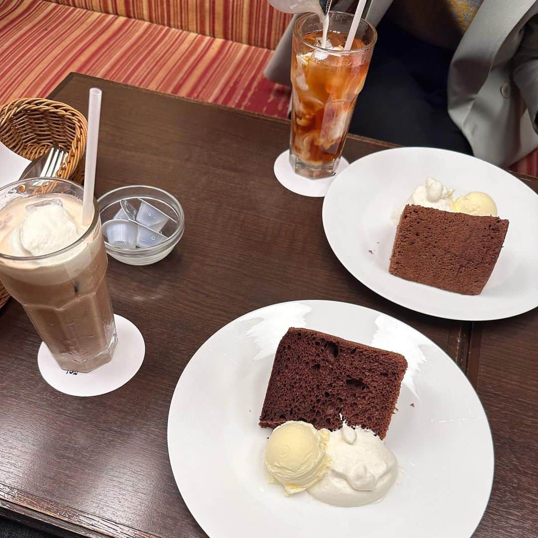 吉竹美聡さんのインスタグラム写真 - (吉竹美聡Instagram)「milk tea🫖🤍🥛 このグラデーションたまらない🫧🌥️ ケーキも美味しかった☺️」3月18日 20時27分 - misatoy