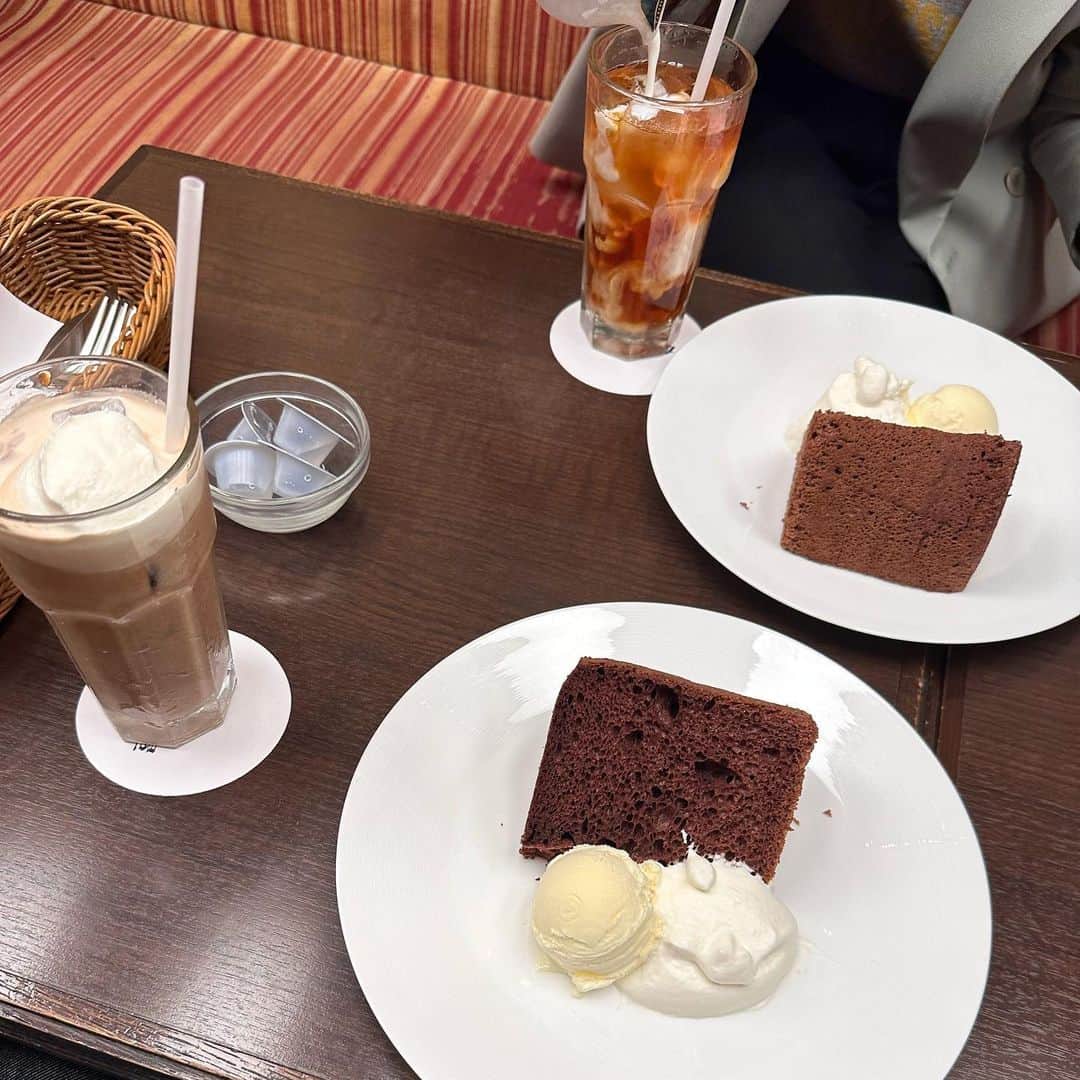 吉竹美聡のインスタグラム：「milk tea🫖🤍🥛 このグラデーションたまらない🫧🌥️ ケーキも美味しかった☺️」