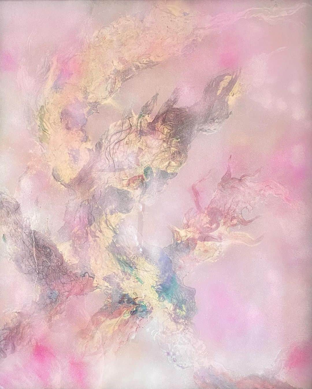坂東工さんのインスタグラム写真 - (坂東工Instagram)「油彩のオーラアートは乾燥期間6カ月😌 今回はSAKUSEN TOKYOの堀昌之さんにご納品🖼  とあるイベントで司会をしたことから興味を持って頂き、アトリエにお越しくださいました💐 @venus_rainbow1111.love の対話セッションから始まり、ご自身の心の深淵と共鳴し、ありのままのクリアな状態で描き始めると、まるでダンスを踊っているような感覚で、鮮やかに色が表現されていきました。 油彩で描くのは久しぶりでした。 まるで最初からその絵の具しかなかったかのように自然選択がなされていく…不思議だ…  出来上がった絵は、圧倒的なエネルギーをもって「今飛び立たん」としているようであり、大地の慈愛を感じるような静寂もあり…  主人の元へ帰って一体となった時、光を帯びているのが感じられる作品となりました。  タイトル: Pono サイズ: H960×W775  Ponoはハワイ語で〝正しい状態〟の事で、心をクリアにする時に唱える言葉から由来しています。  堀さん この作品は僕にとっても、衝撃的な体験でした。ご縁に導かれたことに感謝いたします👨🏻  #オーラ #オーラ絵画 #坂東工　 #絵画 #art #エネルギー　 #artist #lifestyle #aura #auraart」3月18日 20時34分 - takumimoriyabando