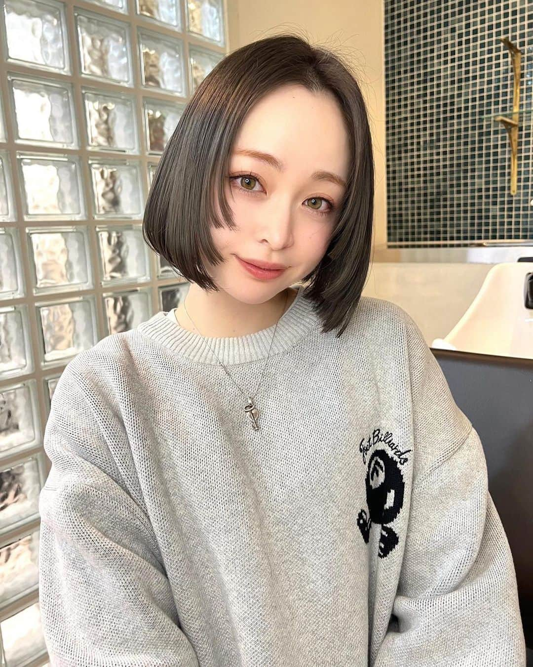 じゅりのインスタグラム：「🖤🖤🖤  new color⍤⃝ˎˊ˗ 久しぶりにこんなにトーンダウンした😮❕ めちゃくちゃ新鮮すぎて自分でもまだ見慣れない（笑） せっかくだし暗髪楽しみます🖤  @momo_fjnm さんいつも可愛くしてくれて ありがとうございます☺️💕 重めにした顔まわりもお気に入りです🫶🏻  #ボブ #ミニボブ #bob #グレージュカラー #顔まわりカット」