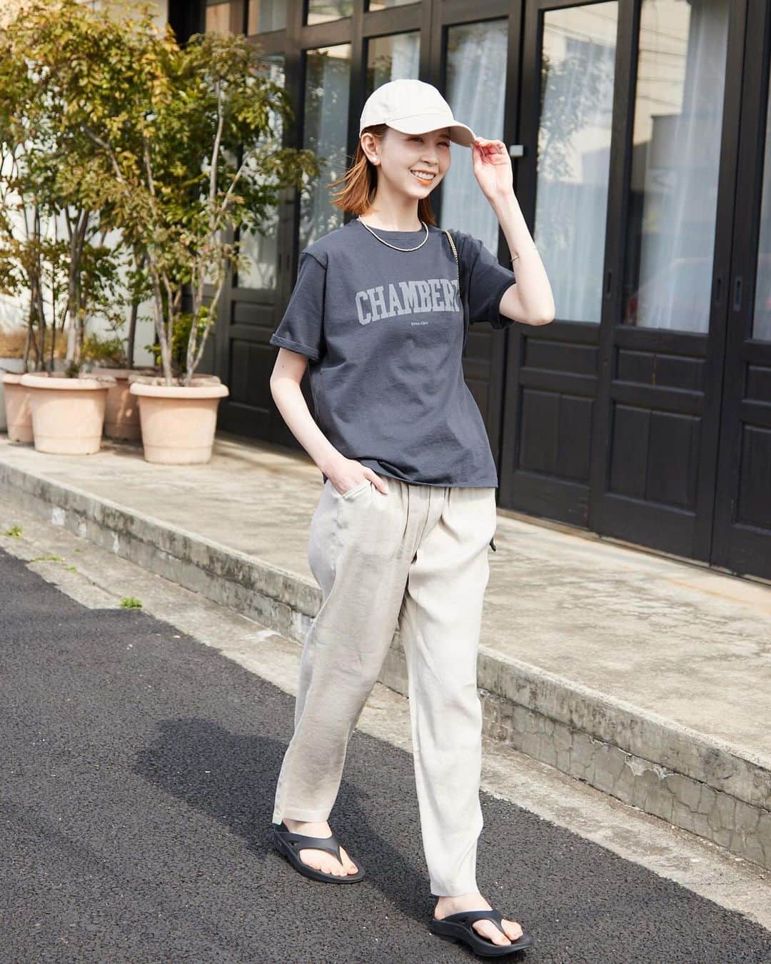 はれこのインスタグラム：「ロゴTシャツ予約スタートしました🤍🦢 早速人気の予感🛒  カメラマンは大好きな(@onoyuka_photography)さん🐥 去年も写真集が作れるくらいTシャツの写真を撮ってくれたのですが、 今年も負けないくらいたくさん撮ってくれました🤣 なのでいっぱい載せます🤣  -  @slobeiena  T-shirt no.23070912326020  -  #slobeiena  #スローブイエナ  #tシャツコーデ  #春服コーディネート  #夏服コーデ  #夏のコーデ  #夏服コーディネート」