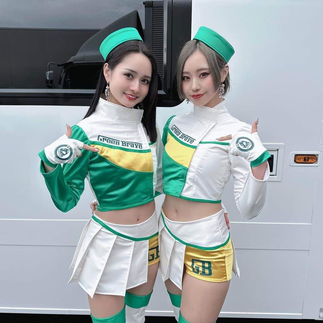 有栖未桜さんのインスタグラム写真 - (有栖未桜Instagram)「スーパー耐久Rd.1 鈴鹿戦🏎🏁 ⁡ 52号車は予選の結果 明日はポールポジションからの スタートとなります🥹💚💚 ⁡ 開幕戦からほんとにすごい…！！！ 明日の決勝も楽しみですね✨ ⁡今年も大好きなチームで応援できる喜びを 噛み締めて明日もたくさん応援したいと思います🤘🏻💚💚💚  ⁡ ⁡ 今日は久しぶりにみんなに会えて 嬉しかったなぁ☺️☺️ 新しいコスもお披露目できてよかったし みんなに可愛いて言ってもらえて嬉しかった！！！🤘🏻 ⁡ 寒かったから風邪ひかないように今日は暖かくしてね！ 明日も元気で会おうね🥹💚💚 ⁡ ⁡ ⁡ ⁡ #スーパー耐久 #s耐 #埼玉トヨペットgreenbrave #greenbrave #埼玉トヨペットサポーターズ2023 #レースクイーン #rq #コスプレイヤー #ショートカッ党 #ポートレートモデル #有栖未桜 #みおるー沼 #followme」3月18日 20時47分 - miiion_official