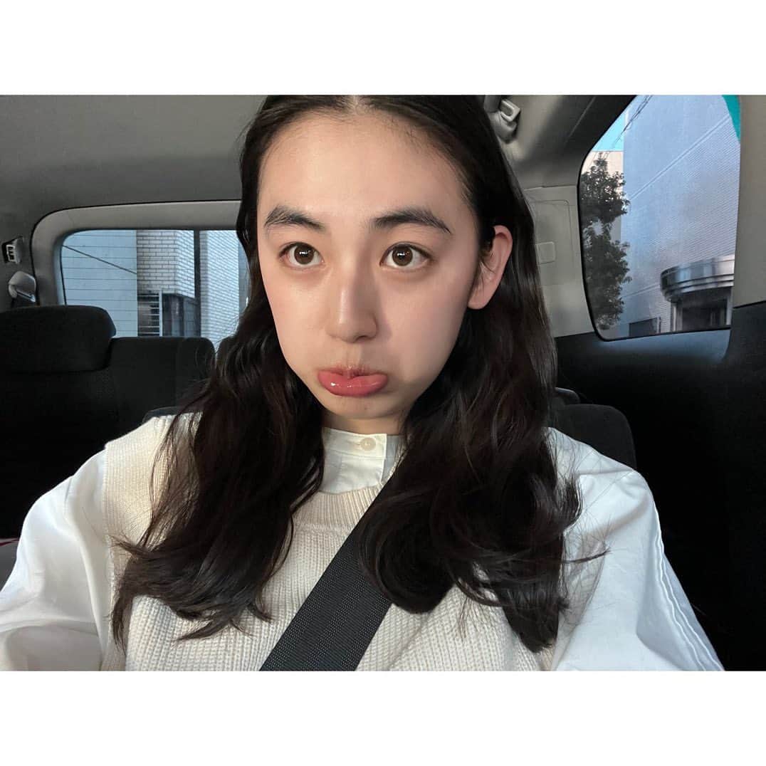八木莉可子さんのインスタグラム写真 - (八木莉可子Instagram)「撮影で髪の毛を巻いてもらって ちょっと嬉しくなってしまってる 撮影から帰るやぎ」3月18日 20時47分 - yagirikaco_official