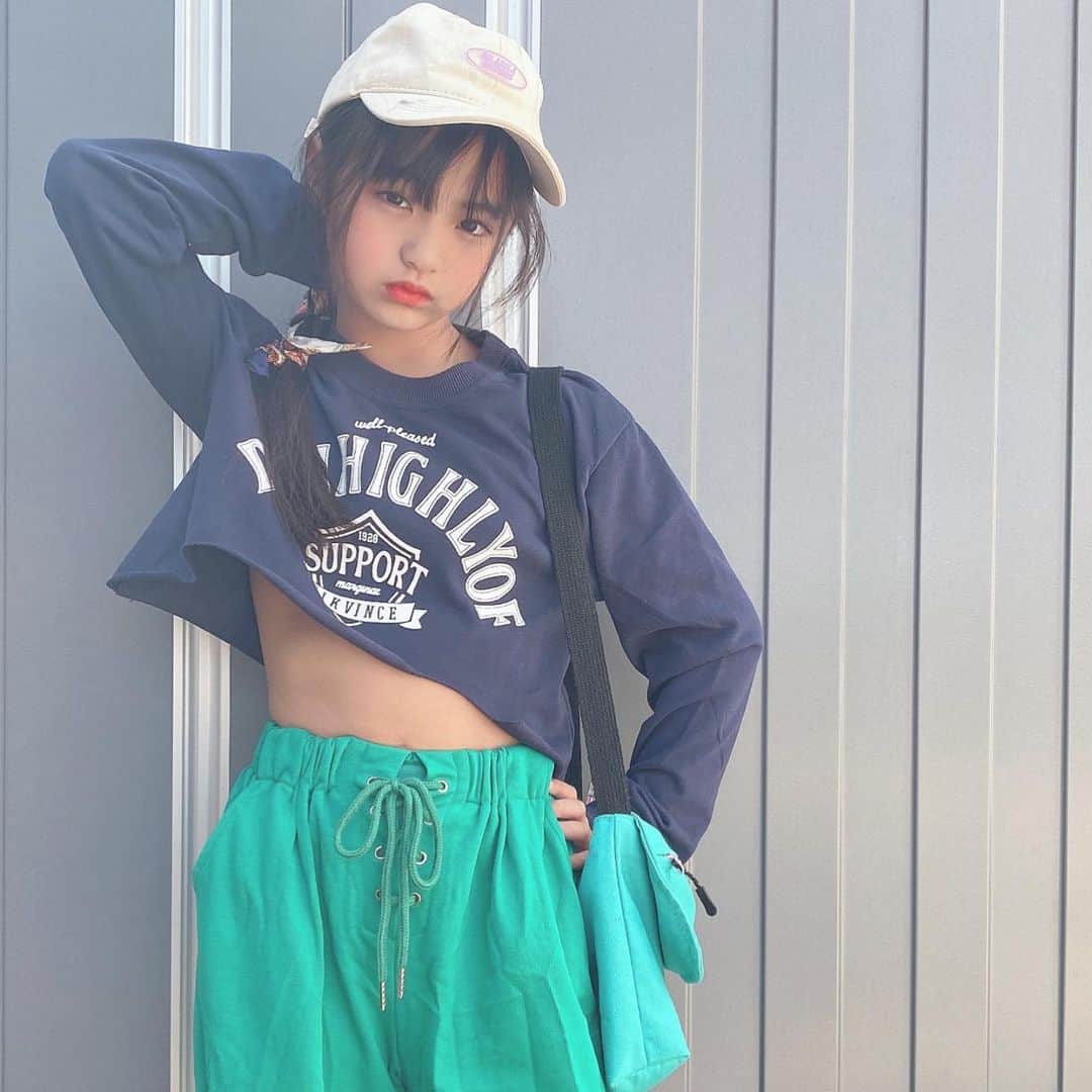 ♡KAO♡のインスタグラム：「： ： 今夜3/18 （Sat）21:00～ 販売START𓂃◌𓈒𓏲𓆸  @smilekids888   ▫️ ｶｯﾄｵﾌﾃﾞｻﾞｲﾝ英字ｽｳｪｯﾄﾄｯﾌﾟｽ color ネイビー size  110-160 price  1680yen  ▫️編み上げｽｳｪｯﾄﾊﾟﾝﾂ color グリーン size  120-160 price  1780yen  ： ： カットオフデザインがオシャレなトップス 秋に大人気で即完売してたものが 今夜再販𝐬𝐭𝐚𝐫𝐭♥♥♥  ウエスト部分の編み上げが𝐩𝐨𝐢𝐧𝐭のｽｳｪﾊﾟﾝ！！ こちらも大人気再販！！ 履きやすくておすすめ♡♡ ： ： 気になる方は ✓してみてね𓂃◌𓈒𓏲𓆸  ┈┈coordinate item┈┈┈┈┈┈┈┈┈┈ tops/pants▹▸ @smilekids888   【137cm /size150】 ┈┈┈┈┈┈┈┈┈┈┈┈┈┈┈┈┈┈┈┈ ： ： ： ： ： ： ： ： ： ： ： ： ： ： ：  #ig_kidsfashion #kidsfashion #親バカ #ig_oyabakabu #親バカ部 #娘 #9歳 #js3 #女の子 #娘コーデ #女の子コーデ #インスタキッズ #ig_kids #mamanoko #ママリ #mamagirl #hugmug #コドモノ #キッズファッション #キッズモデル部 #プチプラコーデ  #キッズコーデ #韓国ファッション #韓国子供服」