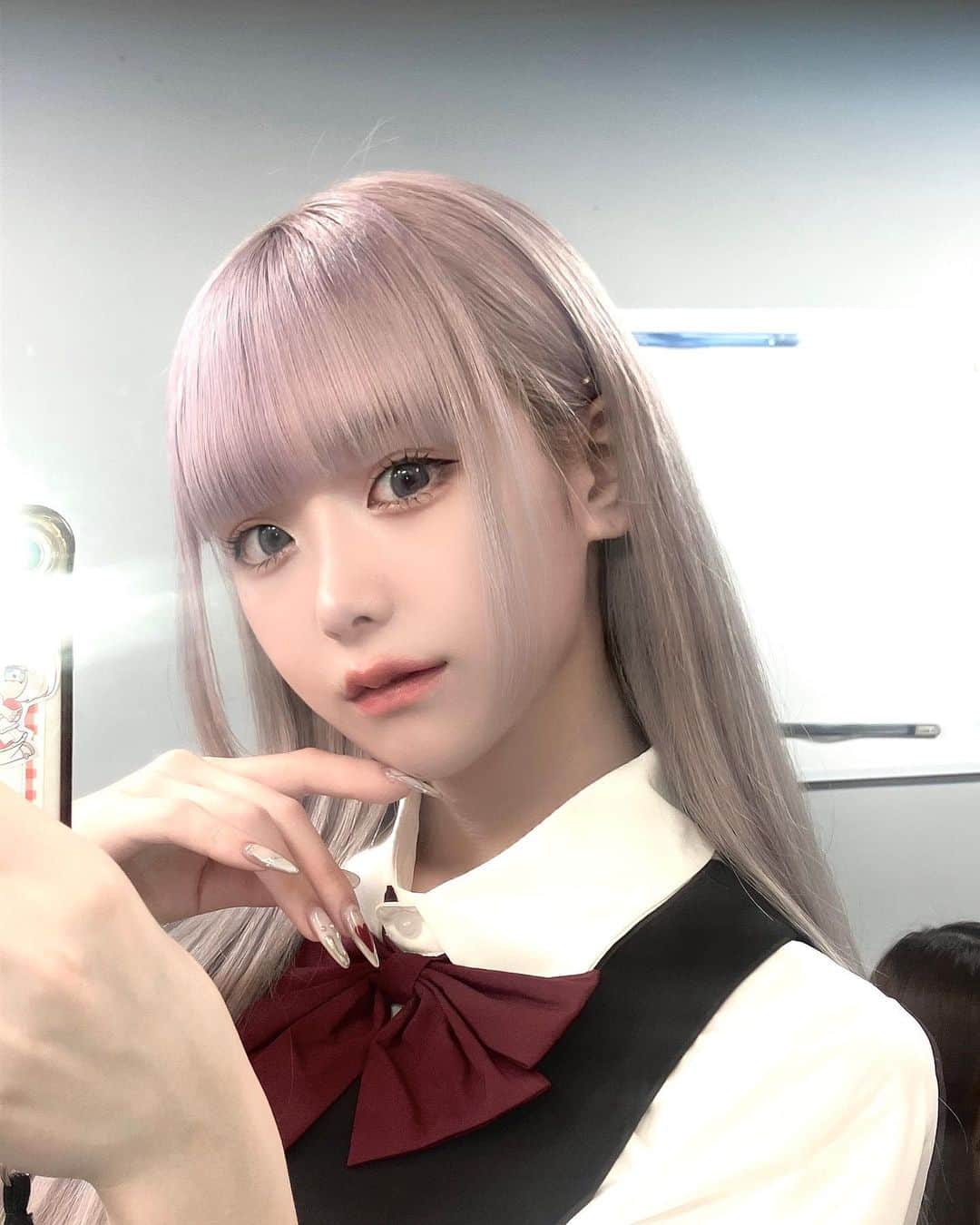 凸守すずのインスタグラム：「画面の中の高校生  . . . . . . . . 最近お気に入りのカラコンです^_^ サンドプラスグレーです！大きさもちょうどよくてずーっと使ってる✌️」