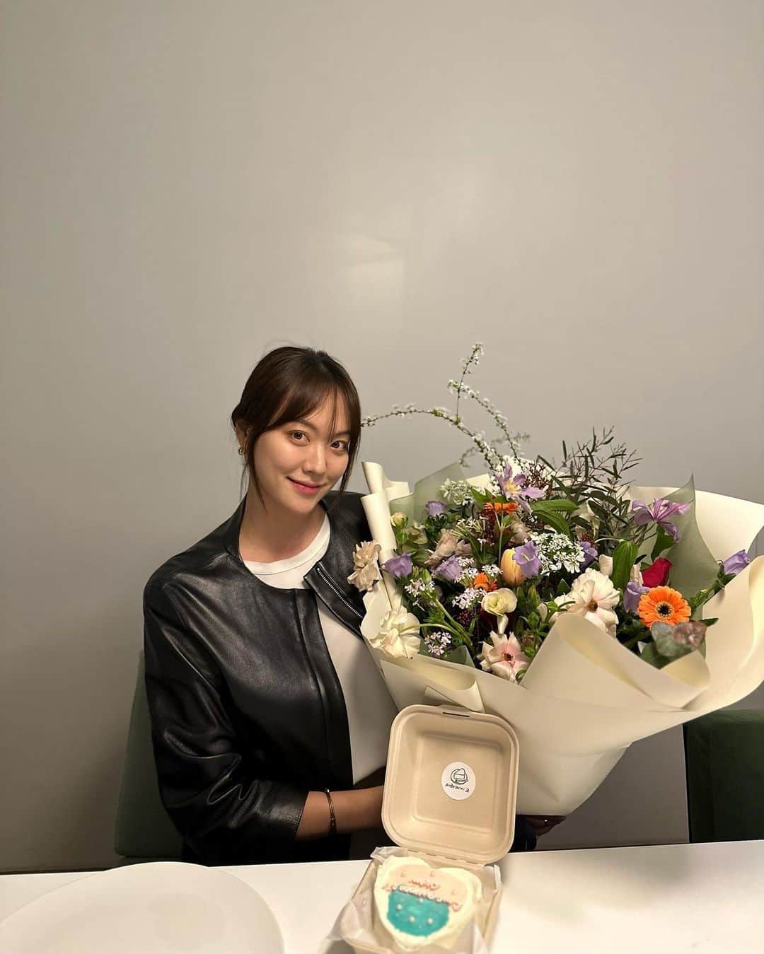 ライムのインスタグラム：「Happy 1st anniversary 꽃 잘 안사주는 남자인데 요렇게나 크고 예쁜 꽃을..🌸 고마워요 앞으로도 행복하자요」