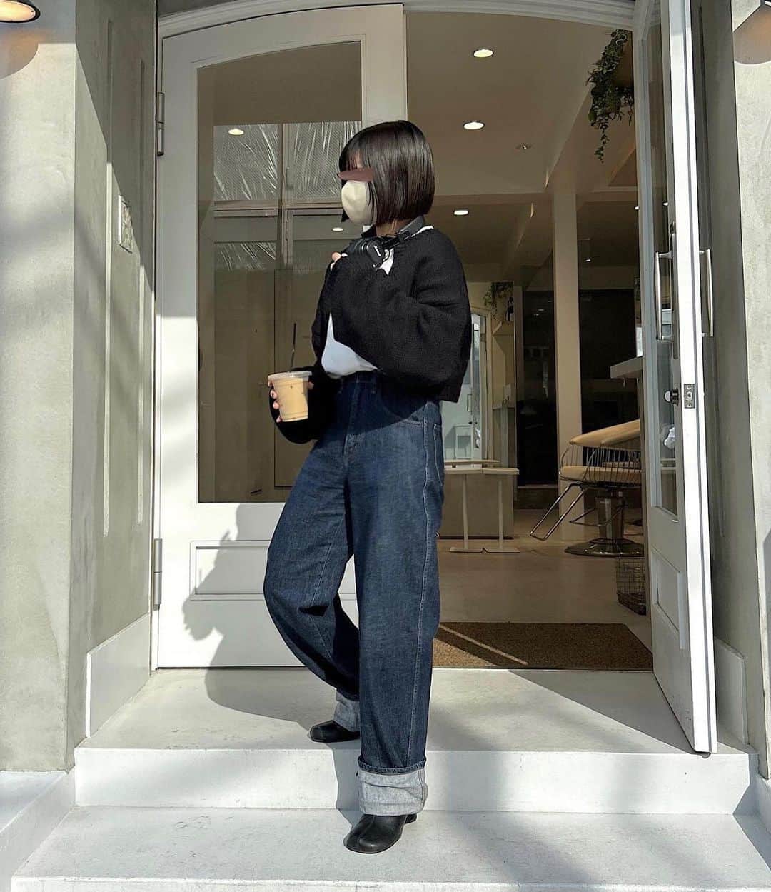 tarouのインスタグラム：「この前の休日☕️´-    久しぶりにデイリーミニマルカーディガンに デニムパンツ合わせでカフェぶらり🚲‪𓂃 𓈒𓏸  このカーディガン首にボタン付けられるんだけど この日はネックレス付けてたから隠してます🥷💭  お腹パンパンになるので ロンTインなんてするもんじゃないですね(痩せよ)   飲み物は安定のカフェラテです😮‍💨☕️  3枚目のよく分からなショットも添えて…   inner @irohani.official  tops @irohani.official  pants @uniqlo_jp  shoes @crieconforto_official  accessories @cene_316l       #cene #316lサージカルネックレス�  #セネ #金属アレルギー対応 #pr� #春コーデ #カフェ巡り #デニムコーデ #カーディガン  #ボレロコーデ #休日コーデ #東京カフェ」