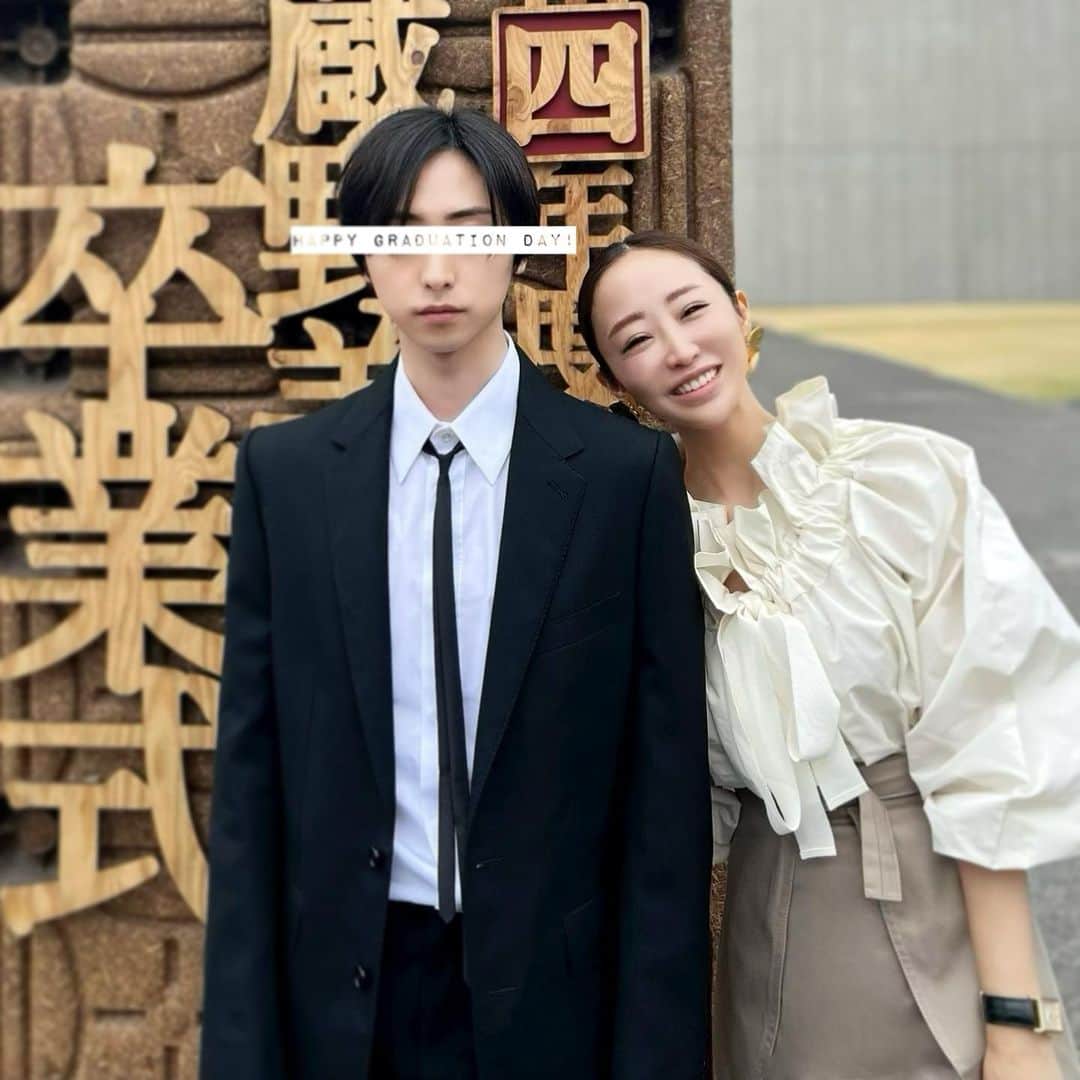 神崎恵のインスタグラム：「・ 長男の大学の卒業式でした🌸 22年。 なんとまぁ、時間の流れの速いこと。 目を閉じれば、ちっちゃな息子の顔が鮮明に浮かびます。 本当に、瞬きしたら、今になってしまいました。 いろんなこと。特に大切なものやことは過ぎてみないとわからない。 なんてこった。と日々思うことだらけです。 いいことばかりじゃない中でも、へこたれず、粘り強く進む力を育ててくれていること。 それから何より、感謝の気持ちと思いやりを大切に、元気に生きてくれていること。 嬉しいです。 今夜は息子たちとごはんを食べにいきました。 みんなで、さくっとおめでとう、お疲れさま会🌸」