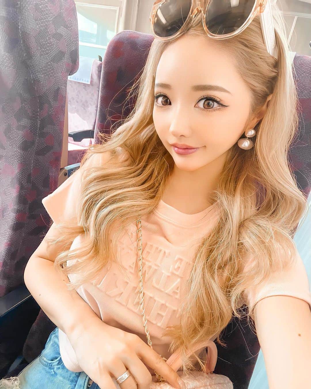 とみmamaのインスタグラム：「夏よはよ来い😮‍💨  #この自撮りどー見ても夏 #夏待ちきれないギャル #季節感バグりがち」