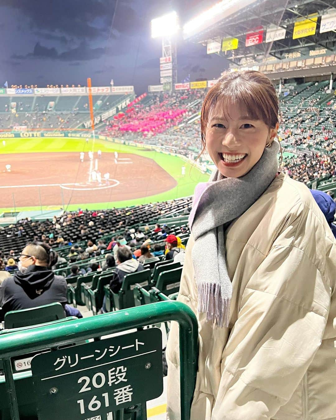 河谷麻瑚のインスタグラム：「.  第95回センバツ高校野球🫶💕　 　 開会式から第3試合ナイター試合までガッツリと。　 3試合ともナイスゲームでした😳😍！！！　 　 高校球児の全力プレーと　 声出し応援×ブラスバンドの音色に　 終始感動🥹🥹🥹💕　 　 心は熱くなりましたが、　 体は冷え冷え🤣　 冬みたいな寒さでした🥹💕　  　 #センバツ #選抜 #選抜高校野球#甲子園#阪神甲子園球場」