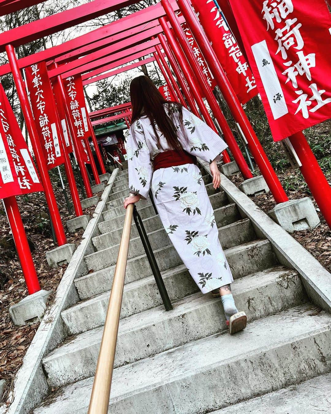 松田ゆう姫のインスタグラム：「稲荷神社見つけた📸 赤い鳥居がいっぱいで映える  #草津温泉  #湯畑  #kusatsu」