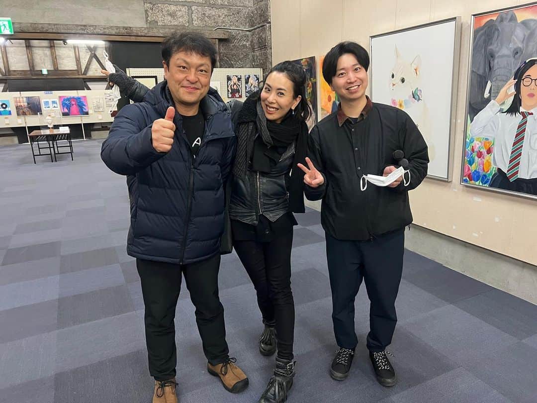 LOVEのインスタグラム：「相馬市には高校が二つあります。  相馬高校(私を相馬に呼んだまこちゃんの母校)と、「SOMA BLUE」レコーディングに参加してくれた吹奏楽があった相馬東高校と隣の新地高校が一緒になって去年新たにスタートした相馬総合高校です🏫  この二校の美術部のみなさんと一緒に相馬の未来に何を残したいか、考えるよ！彼らは(相馬市の小学校にいた生徒ならみんな)今日ここ文房具を受け取ってくれたキッズでもあります🖋覚えててくれた子もけっこういる！よく大きくなったなあと、早くも涙ぐみそうになりつつ、笑。  #SOMABLUEART展　売り上げで地元の子どもたちとやる今年のワークショップ。何を作りたいか、何を残したいか。アイデアの時点から高校生の意見をもとにやることにします！  この春、あの日の小学一年生から高校三年生になる。12年間の集大成にもなるといいなあ🌸  受験シーズンに本格的に突入する前に無理なくやらないと、と私も気にしていた中。早くも快く協力体制、二校それぞれの美術部の朝倉先生(L)茂木先生(R)がまた素敵な先生たちで痺れてきました👏👏👏👏👏👏  出会い頭から  「受験一本だけじゃなく、地域のために表現することは必ずあの子たちの身になるから」by 朝倉先生  早くも「うっ🥹」ってなった🥹  震災を経験した子どもたちがさらにまた未来の子どもたちに。何を残せるか！私も楽しみにコーディネートできるようがんばりまーす！🌞✨  #SOMABLUEPROJECT #SOMABLUE #SOMABLUEmarker #SOMABLUEアートタイル #SOMABLUE絵の具 #今日ここにいるという事 #今日ここライブ #相馬との総まとめ #そうまとのそうまとめ #気づいてねダジャレだよ」