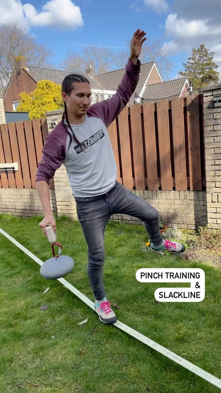 ルスタン・ゲルマノフのインスタグラム：「Idea for a fun training!  Pinch training and slackline 🤪 To make it more difficult more weight or bigger pinch can be used 😎  Always have fun, friends!」