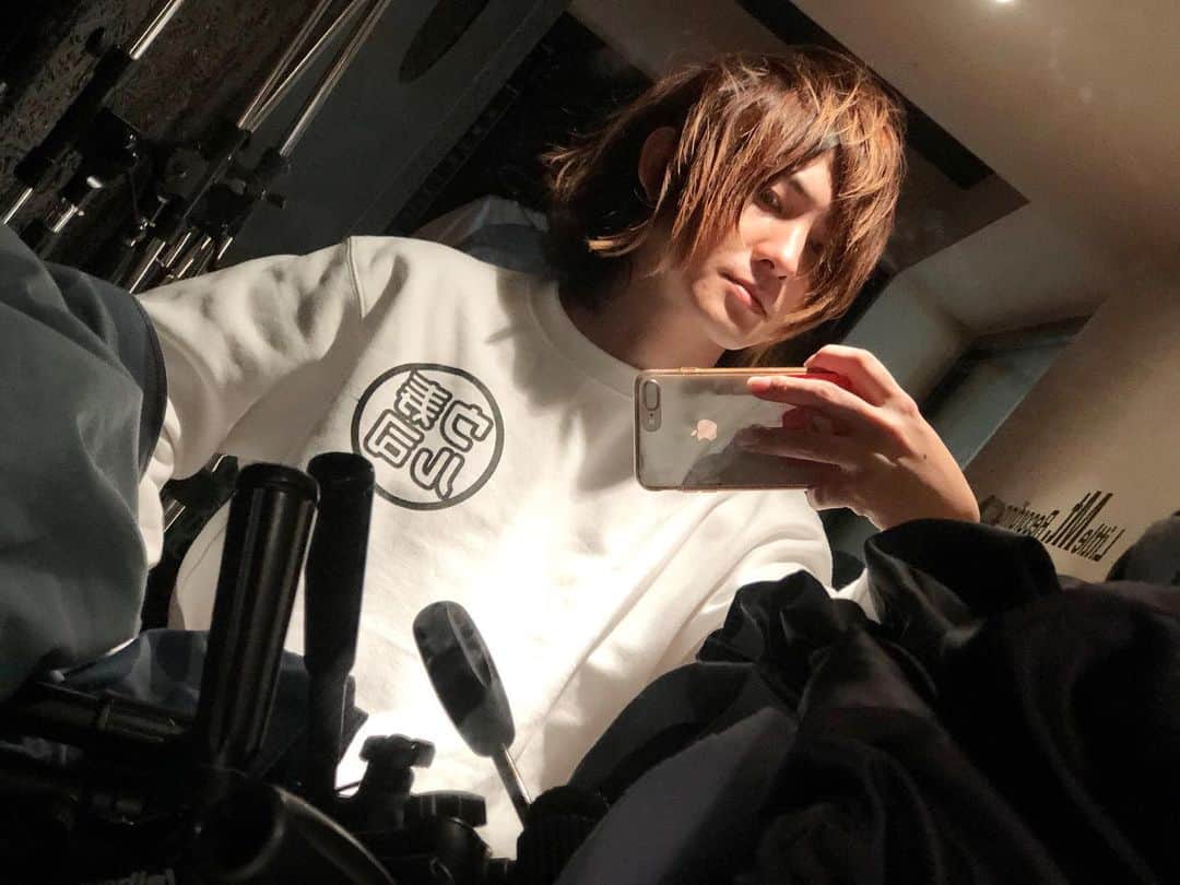 加部輝（ウルトラ寿司ふぁいやー）さんのインスタグラム写真 - (加部輝（ウルトラ寿司ふぁいやー）Instagram)「髪伸び過ぎてパーマかけたみたいになってﾙ」3月18日 21時03分 - akira_kabe