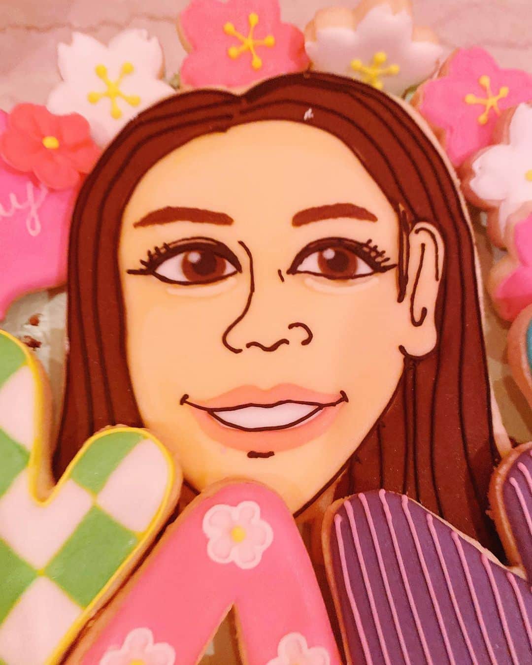 帆春のインスタグラム：「. どう？似てる？💁🏻‍♀️  #バースデーケーキ #誕生日 #birthday #cake #アイシングクッキー #誕生日ケーキ #cookie  たくさんの人が祝ってくれて たくさんの愛を感じた1週間でした！🥹❤️ みんなありがとう！！  さーてお仕事頑張るぞー！！💪🏼🔥」