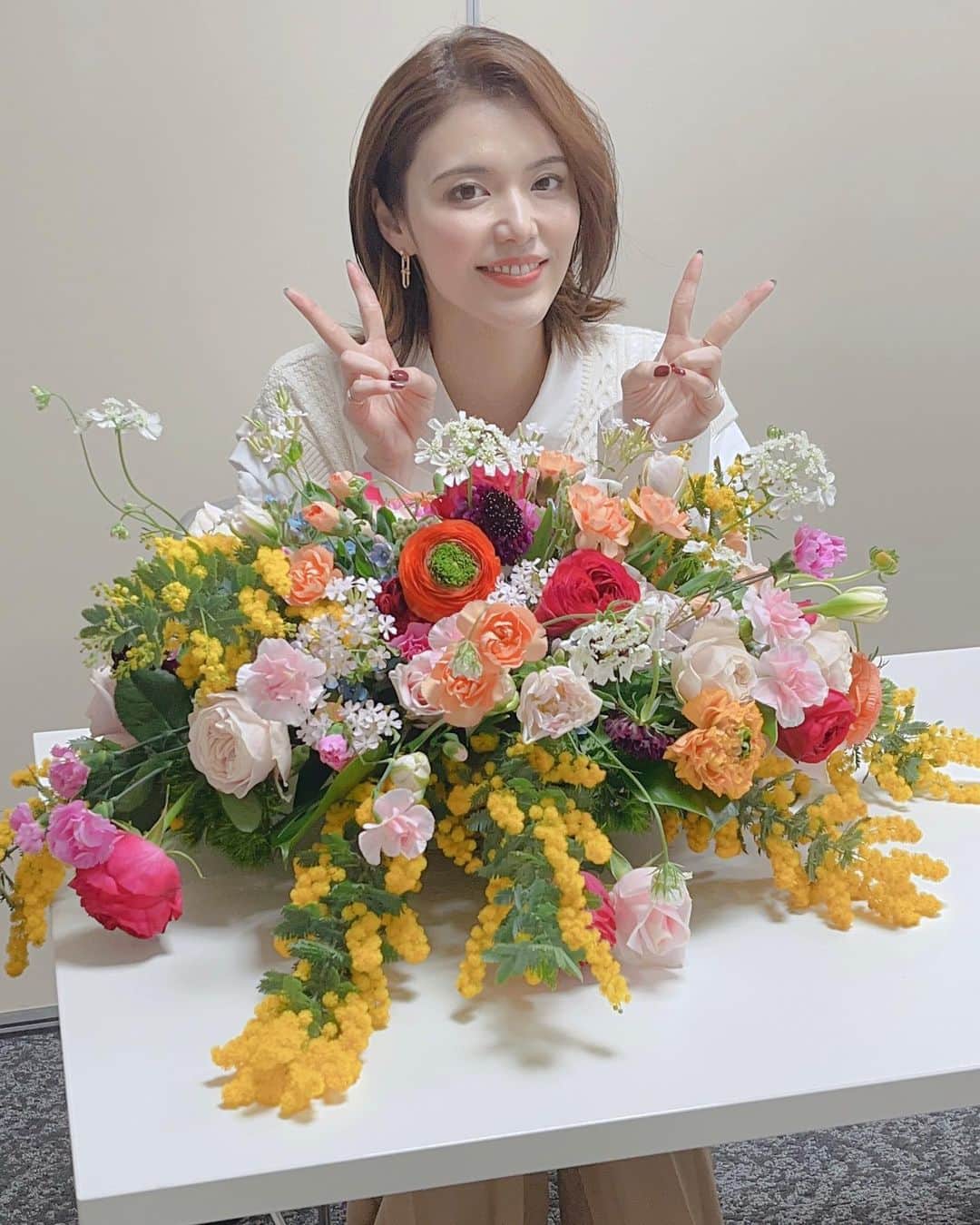 のインスタグラム：「第1回目「ほっとミーティング」無事終了しました！！ 楽しい時間をありがとうございました😆  たくさんお話出来たし、写真撮影でお一人お一人とアイコンタクトも出来たし、今後やりたいことのイメージも更に広がりました！！  いただいた質問や相談も時間内に答えられなかったものが本当に多かったので、別の機会にお話させていただきますね😆  写真は会場のテーブルに飾られてた素敵なお花と💐💐 このまま持って帰って飾ります❤️❤️  ファンミーティングで話題に出てたアロハで、エピソード文出来ました🤣  ア  たらしいおもちゃ出しただけで ロ  ックオン ハ  やく開けてと鳴き続ける🐈  絶対諦めない子なので(笑) 少し前の投稿動画見たらわかります(笑)(笑)  #ファンミーティング #トーク　 #浜離宮朝日ホール #築地 #銀座 #アロハ  #彩凪翔」