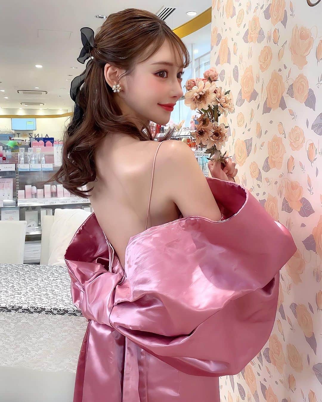 明日花キララのインスタグラム：「春ですね🌸リボンに包まれてます🎀🍡  質問の多かったこちらのアイシャドウはアディクションの限定パレットエターナルインピンク102です🌸 リップは @petalo.official の一部の色味(②+①)を軽くティッシュオフした上から３番のプリマレッドを重ねました🎀 甘くないレッドなのでピンクメイクを引き締めてくれて全体を華やかにしてくれてこの時期にぴったり💐 この合わせも可愛いのでぜひ試してみてください👒  ※髪の毛はフケ白髪ではなくラメです」
