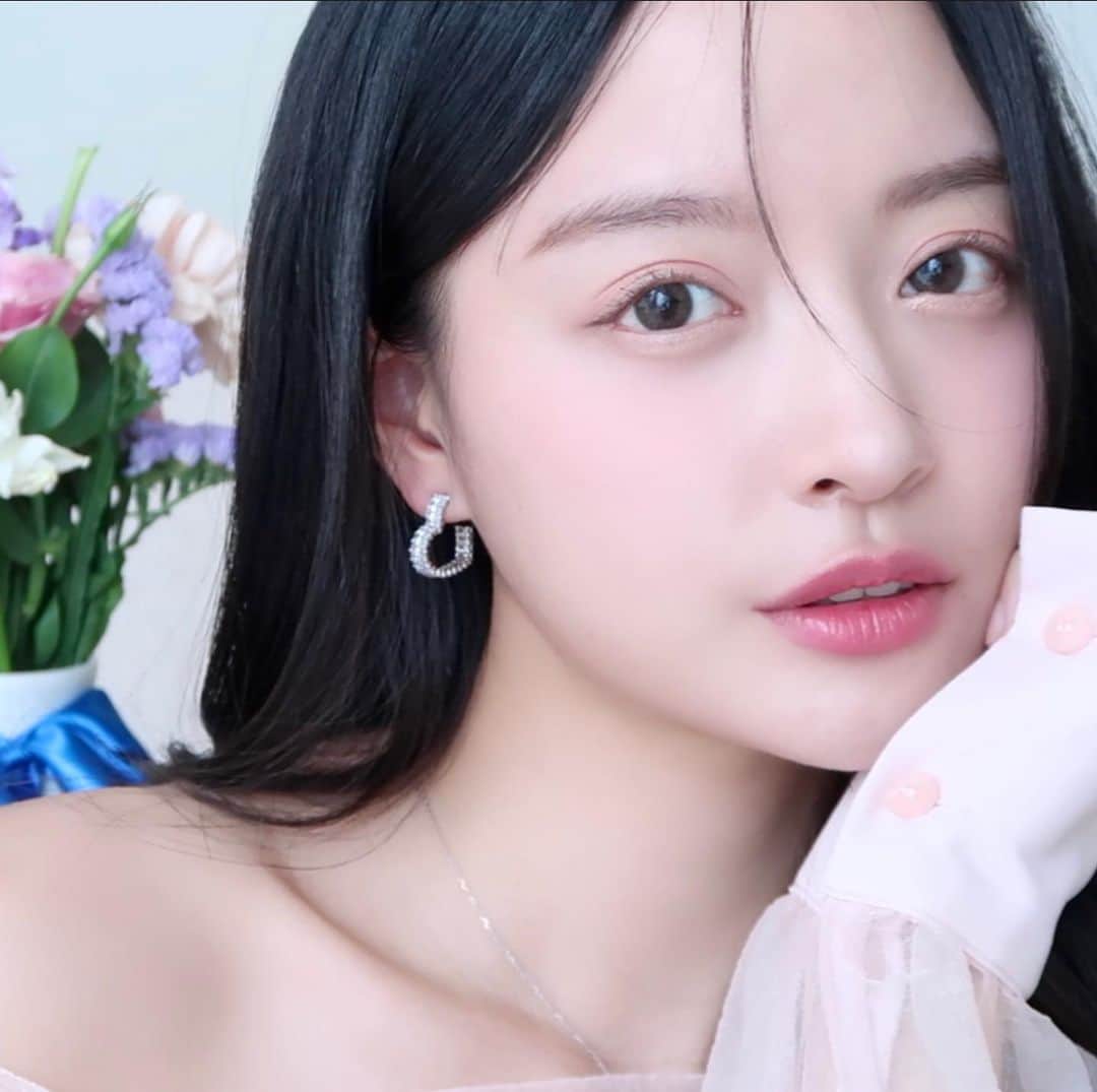 ᴅᴏᴜʙʟᴇsᴏᴜᴘのインスタグラム：「보물 메이크업이 오랜만에 돌아왔어요 🎀 영상도 보러와주고 신청도 많이많이 해주세요! 프로필 링크 누르면 바로 볼 수 있오요 💕 戻ってきたポムルメイク今すぐ見に来たらすっごく嬉しいですね❤️」