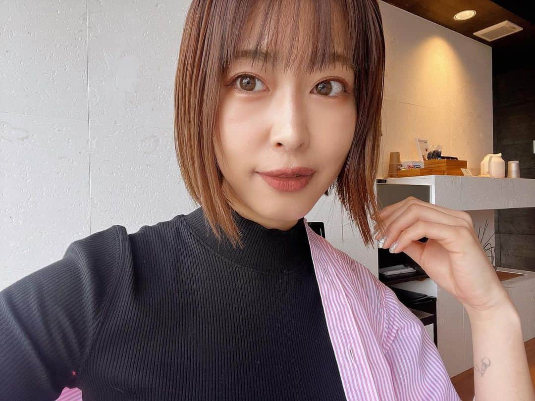 森山菜々のインスタグラム：「. 髪ラクすぎて もうこれ以上伸ばせません🫠💇🏽‍♀️  って思ってたけど... @_natmy_ に、やっぱ菜々さんのロングが好き🗣️  て言われたらもう...伸ばすしかないか🧏🏼‍♀️🫦」