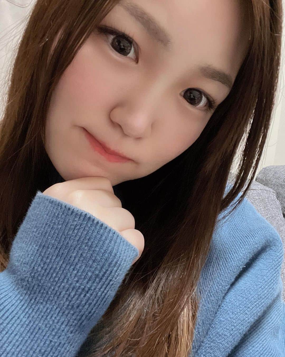白河希美のインスタグラム：「私事ですが先日、3/5に26歳の誕生日を迎えました🎂🎉  もう本当に早いね!!! アイドルやってた21歳くらいのときからもう5年も経ったよ😳  今年もかっこかわいい女性目指して頑張ります♪  #誕生日#目指せ#かっこかわいい #久々の自撮り#撮りたてほやほや #元アイドル#ライブ#楽しかったなぁ」