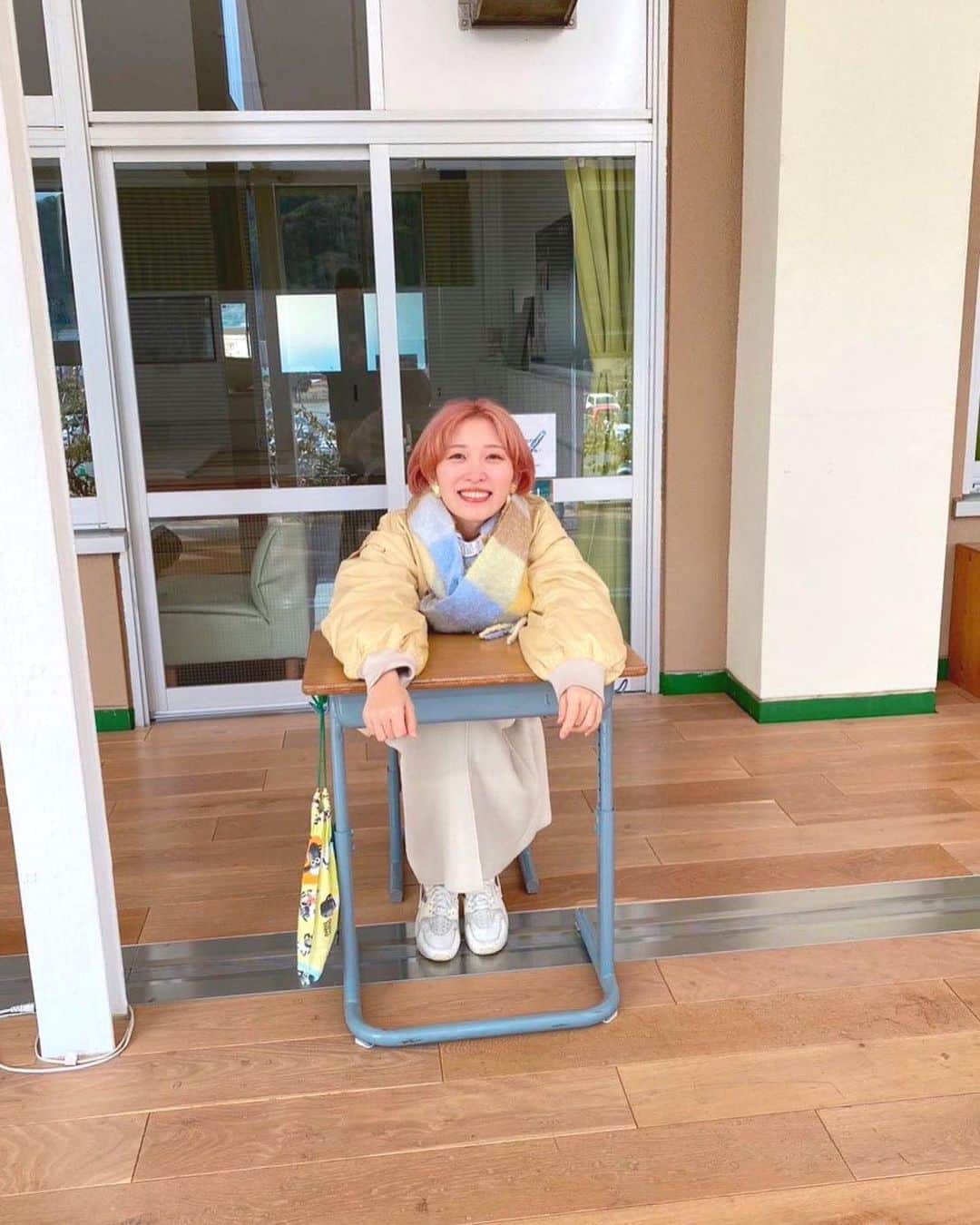 くまみきさんのインスタグラム写真 - (くまみきInstagram)「ずっと行ってみたかった保田小学校道の駅🚗  元々小学校だったところを道の駅に大改造したんだって！ 学校の机で給食が食べれたり、学校探検したりして楽しかったー！  学校に泊まることもできるんだって！温泉もついてるしいつか泊まってみたい🥹！大人数で泊まったら林間学校みたいで楽しそう✨  個人的に揚げパンと、ピーナッツのシュークリームが最強でした🥜！ あとシュークリームのとこにあるコーヒーが謎においしかった☕️よくある機械からでてくるやつなんだけど🤣笑  YouTubeでたっぷりみれるのでチェックしてみてね〜😊  #保田小学校 #道の駅 #千葉県 #保田小学校道の駅 #給食 #旅行 #国内旅行 #千葉県グルメ #千葉県カフェ #千葉県観光 #vlog #顔ハメ #顔ハメパネル #合成しといたよ」3月18日 21時19分 - kumamiki