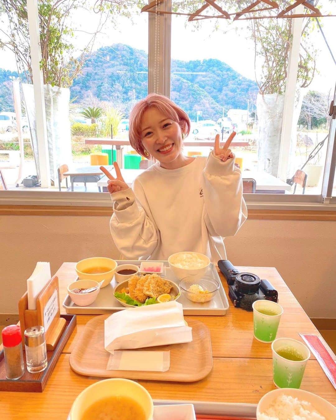 くまみきさんのインスタグラム写真 - (くまみきInstagram)「ずっと行ってみたかった保田小学校道の駅🚗  元々小学校だったところを道の駅に大改造したんだって！ 学校の机で給食が食べれたり、学校探検したりして楽しかったー！  学校に泊まることもできるんだって！温泉もついてるしいつか泊まってみたい🥹！大人数で泊まったら林間学校みたいで楽しそう✨  個人的に揚げパンと、ピーナッツのシュークリームが最強でした🥜！ あとシュークリームのとこにあるコーヒーが謎においしかった☕️よくある機械からでてくるやつなんだけど🤣笑  YouTubeでたっぷりみれるのでチェックしてみてね〜😊  #保田小学校 #道の駅 #千葉県 #保田小学校道の駅 #給食 #旅行 #国内旅行 #千葉県グルメ #千葉県カフェ #千葉県観光 #vlog #顔ハメ #顔ハメパネル #合成しといたよ」3月18日 21時19分 - kumamiki