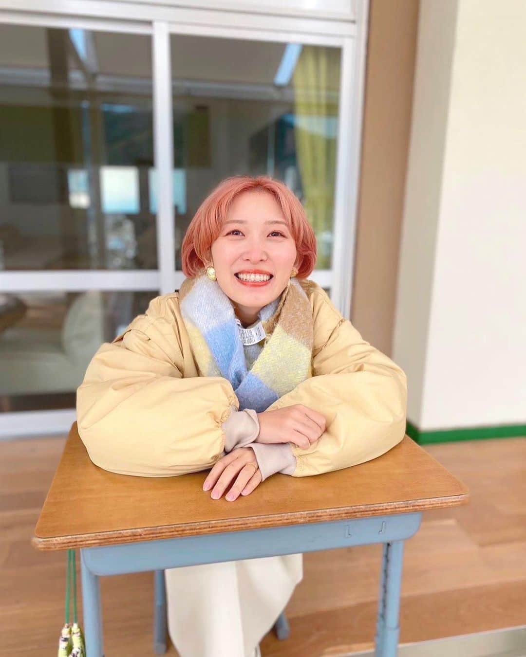 くまみきさんのインスタグラム写真 - (くまみきInstagram)「ずっと行ってみたかった保田小学校道の駅🚗  元々小学校だったところを道の駅に大改造したんだって！ 学校の机で給食が食べれたり、学校探検したりして楽しかったー！  学校に泊まることもできるんだって！温泉もついてるしいつか泊まってみたい🥹！大人数で泊まったら林間学校みたいで楽しそう✨  個人的に揚げパンと、ピーナッツのシュークリームが最強でした🥜！ あとシュークリームのとこにあるコーヒーが謎においしかった☕️よくある機械からでてくるやつなんだけど🤣笑  YouTubeでたっぷりみれるのでチェックしてみてね〜😊  #保田小学校 #道の駅 #千葉県 #保田小学校道の駅 #給食 #旅行 #国内旅行 #千葉県グルメ #千葉県カフェ #千葉県観光 #vlog #顔ハメ #顔ハメパネル #合成しといたよ」3月18日 21時19分 - kumamiki