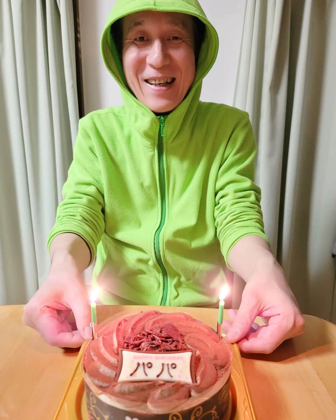 秋田くみ子さんのインスタグラム写真 - (秋田くみ子Instagram)「3月17日はパパ様のお誕生日でした🍀 ・ プレゼント🎁ケーキ🎂バルーン🎈を用意😊🎶 ・ 凄く喜んでくれました🤗 ・ ケーキ屋さんで🎂、ろうそく大5本・小8本を頂いたんですが、13本立てるのは多いので、代表して緑のろうそく2本立てました😁 ・ 何度も「ありがとう！！」を言ってくれたパパ様 ・ こちらこそ🎶いつもありがとうございます ・ #吉本新喜劇#大阪#パパ#緑#誕生日」3月18日 21時33分 - kumikoakita