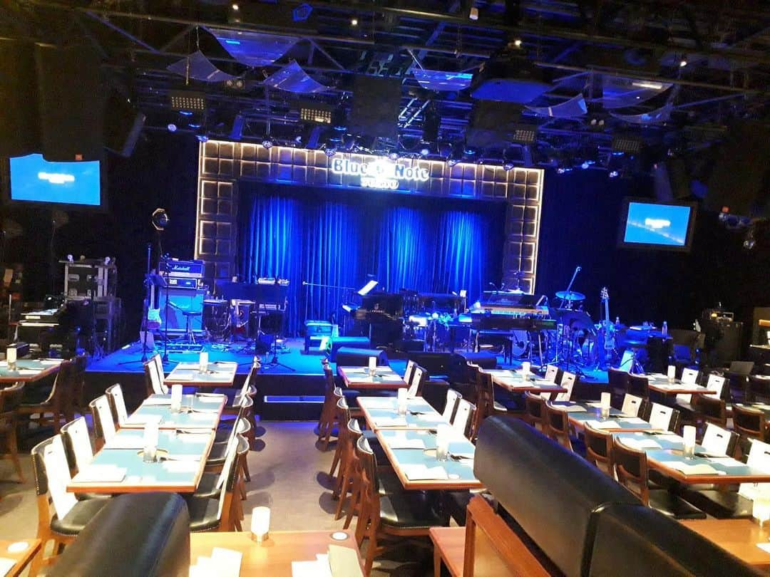 SHUUBIさんのインスタグラム写真 - (SHUUBIInstagram)「#ASKA & #DAVIDFOSTER  @bluenotetokyo  昨夜も最高なショーでした。はっと気づいたら最後の曲でうるうるきてしまいました。純粋に最上級の音楽だった。そこに込み上げる想いがありました。  私が子供の頃から影響と刺激と幸せを与え続けてくださっている偉大な音楽家のお2人と一緒に音楽できる光栄さと幸せを噛みしめつつ集中して歌っていました。感動😭  #宮﨑薫 ちゃんブラボー！！！  明日は兵庫でプログラムの最終公演。 冷静に熱く燃えます🔥🔥  写真はbluenote tokyoにて 是永さんが撮ってくれました✨  そしてMr.David と一緒に来日されているプログラマーのジョージさんとパシャリ😊✨  明日もよろしくお願いします！！！  #ブルーノート東京  #音楽 #音楽好きな人と繋がりたい  #ASKAバンド #gettheclassicsstrings  #澤近泰輔 #江口信夫 #鈴川真樹 #是永巧一  #荻原メッケン基文  #一木弘行 #shuubi」3月18日 21時30分 - shuubihidemi