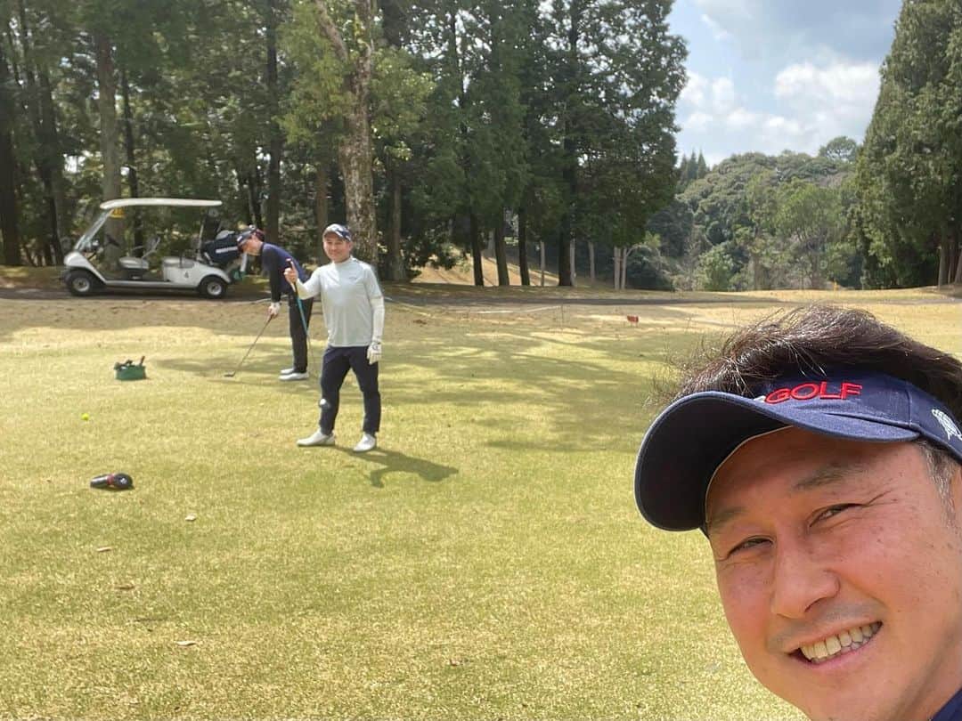 のインスタグラム：「ホームコース⛳️ 春の陽差しが心地よい☀️ 桜も八分咲き🌸  ラウンドのあとは サウナで整えてきました♪  #golfstagram  #golf #ゴルフ #南九州カントリークラブ  #ホームコース #切磋琢磨 #キャプテン　と #先輩　と #kagoshima  #鹿児島  #tポイントeneosゴルフトーナメント  の裏」