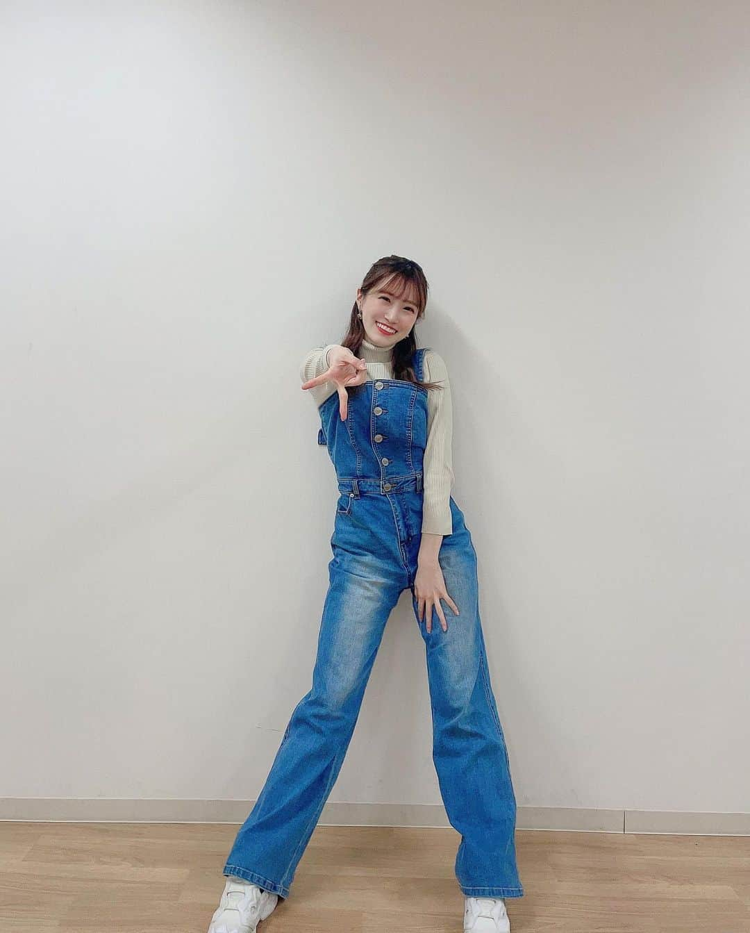 坂本 愛玲菜さんのインスタグラム写真 - (坂本 愛玲菜Instagram)「👖🤍  オンラインお話し会ありがとう😇🫶🏻  きゃわいいつなぎは そのちんのお下がり〜☺️ いぇい✌︎  お話し会、まだ絶賛受付中なので いつもこのInstagramを見てくれている皆さん よかったらひょろっと遊びにくる感覚で 会いにきませんかあ☺️お待ちしてます🥰♡  明日もよろしくー！  #ere私服」3月18日 21時31分 - erena_hkt48